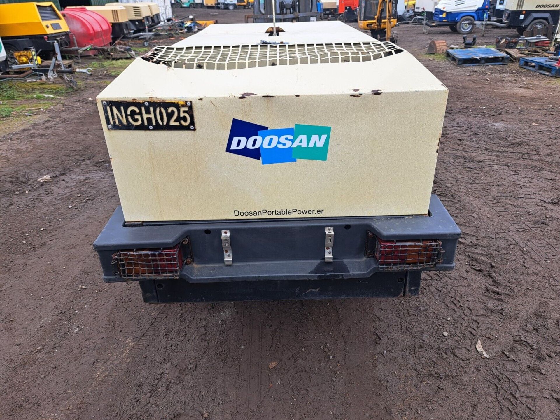 DOOSAN INGERSOLL RAND 7/41 DIESEL PORTABLE AIR COMPRESSOR LOW HOURS - Image 5 of 10