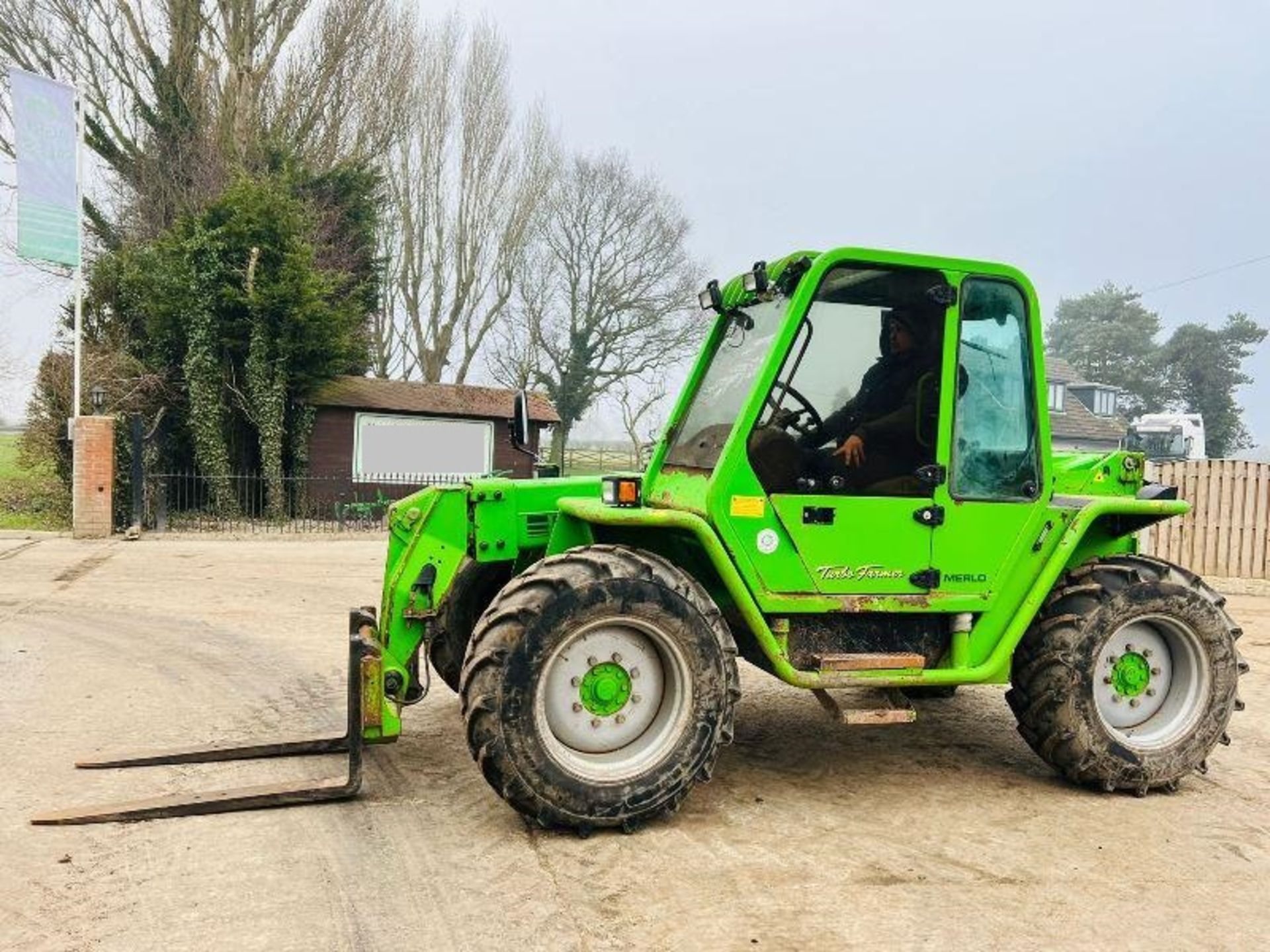 MERLO P32.7 4WD TELEHANDLER * AG-SPEC* C/W PALLET TINES & PICK UP HITCH - Image 9 of 10