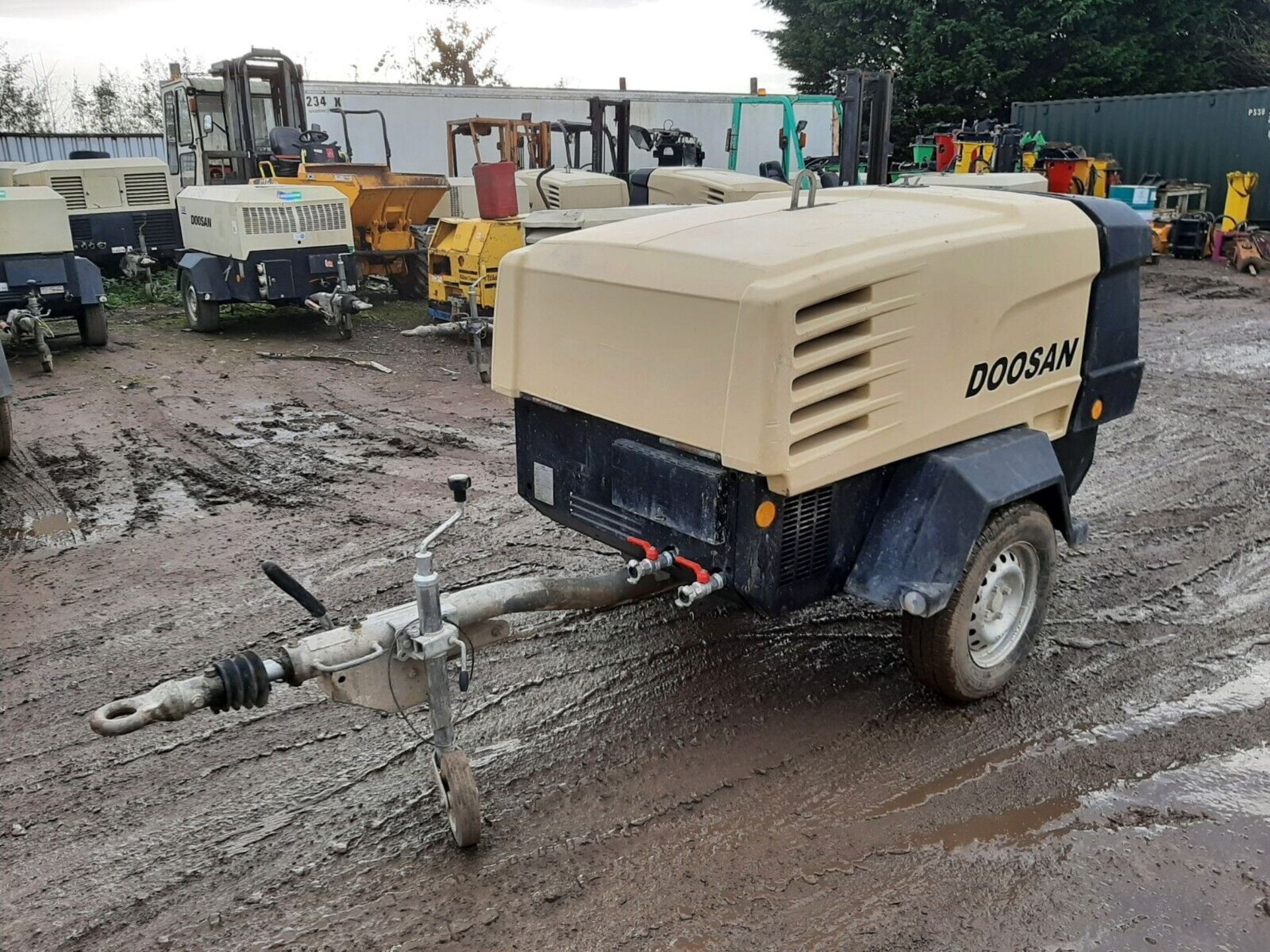 DOOSAN INGERSOLL RAND 7/41+ DIESEL PORTABLE AIR COMPRESSOR LOW HOURS - Image 2 of 8