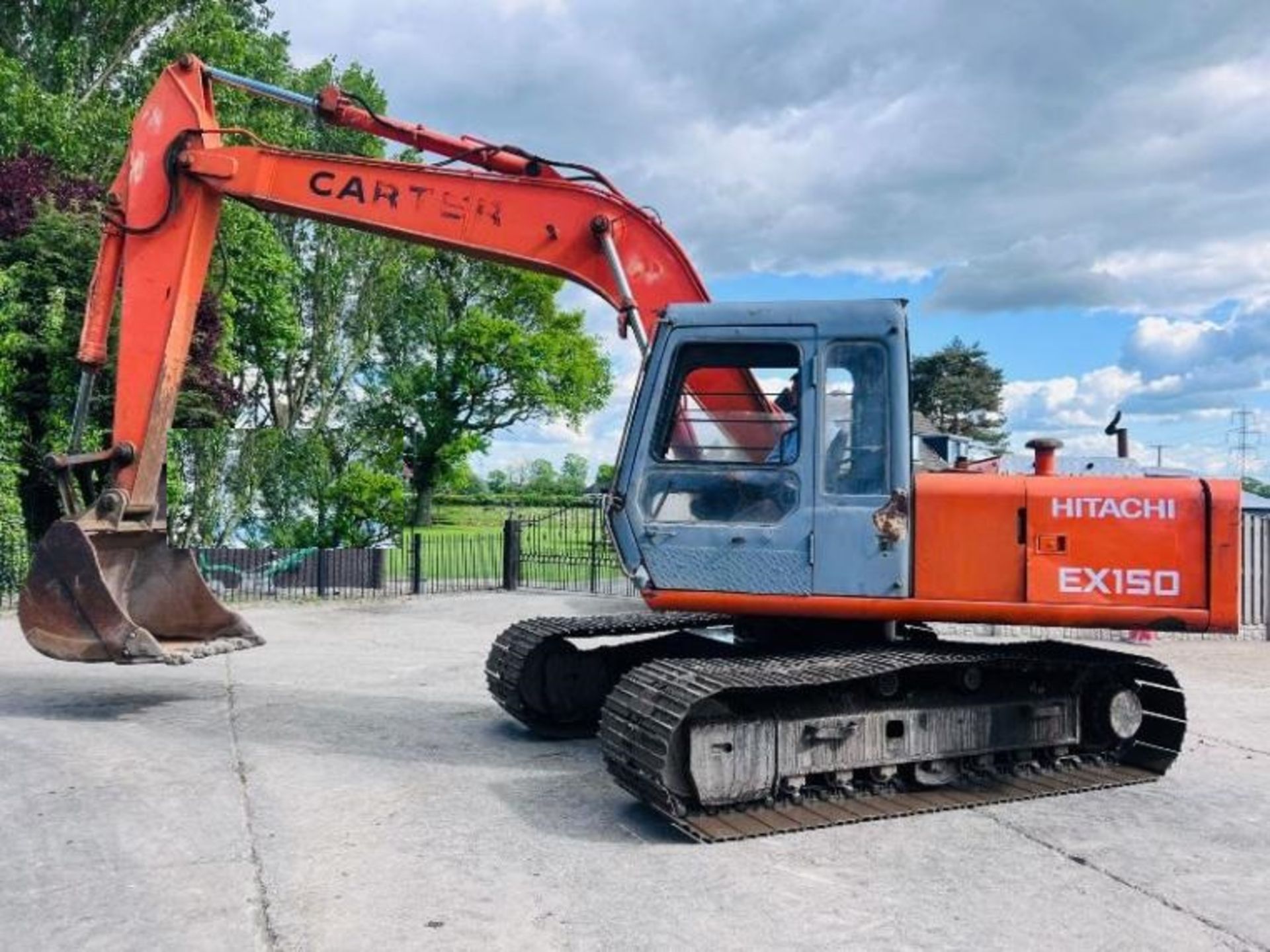 HITACHI EX150 TRACKED EXCAVATOR C/W BUCKET