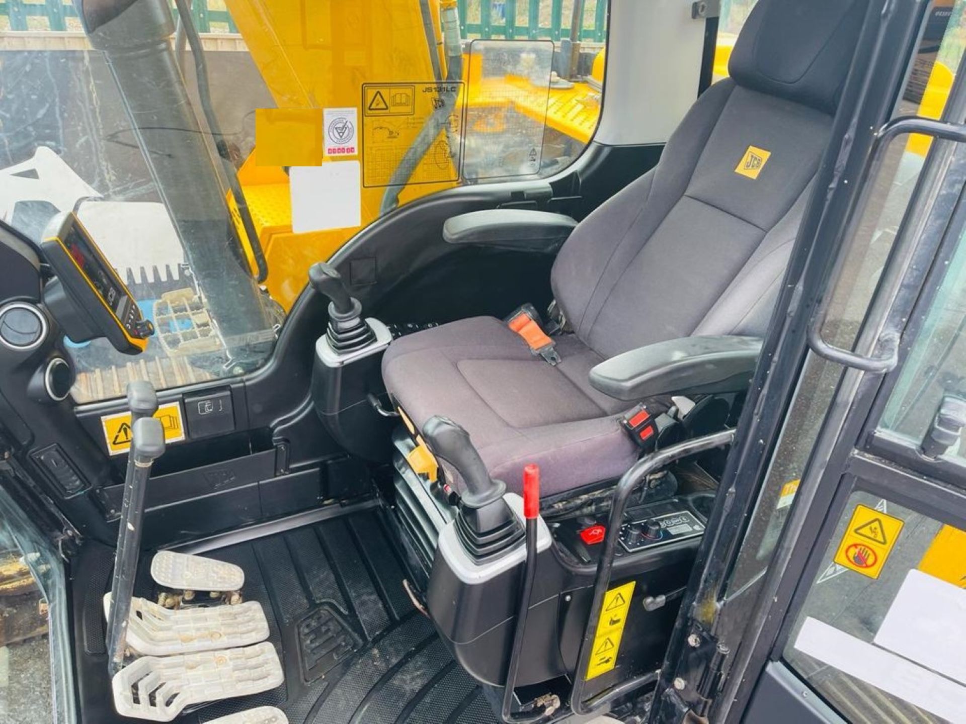 JCB JS131 LC PLUS 2018 3464 HOURS CODED START AIR CON - Image 8 of 15