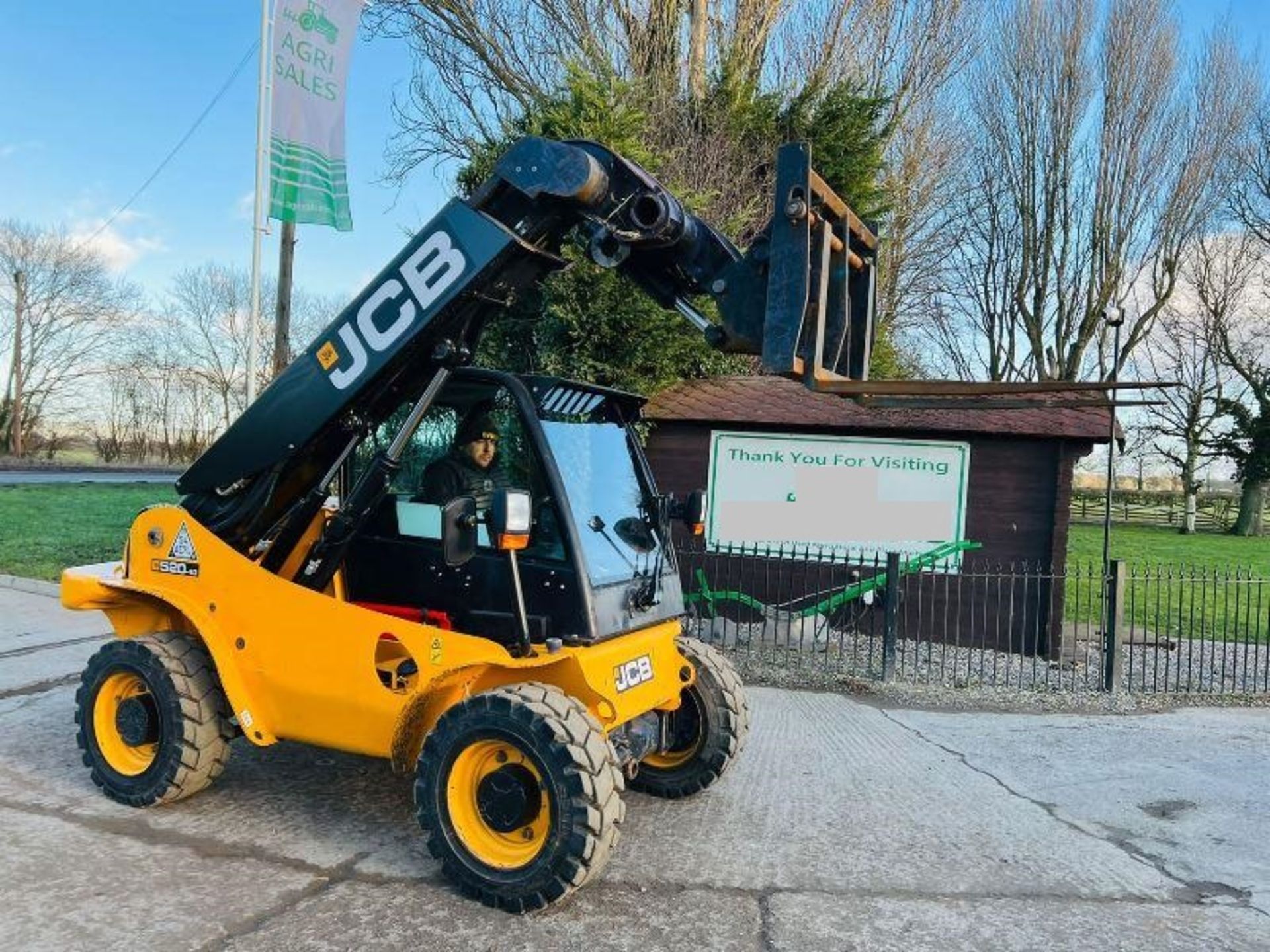 JCB 520-40 4WD TELEHANDLER * YEAR 2011 * C/W PALLET TINES - Image 9 of 13