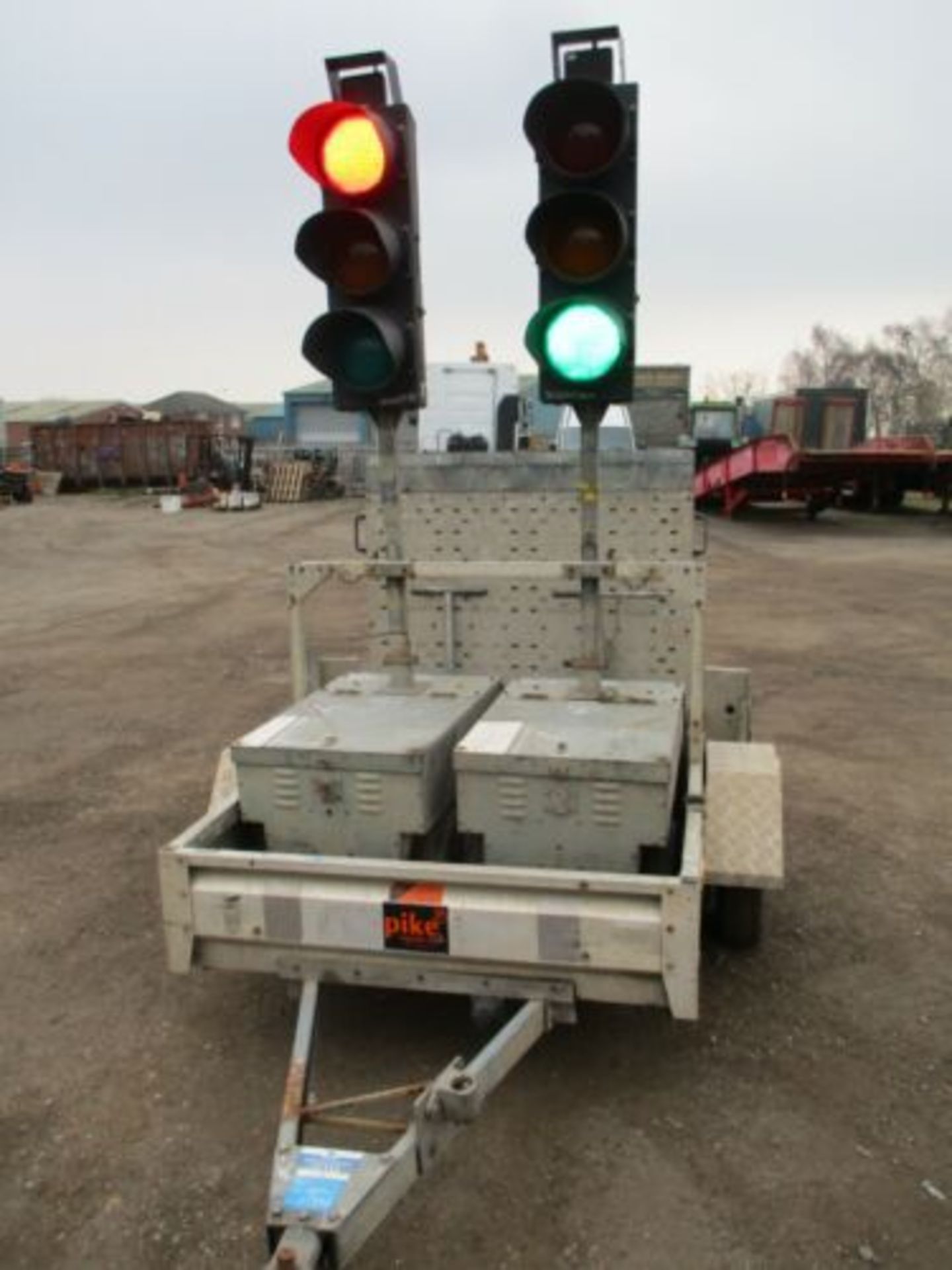 PIKE TRAFFIC LIGHTS RADIO LIGHT BATTERY 2 WAY DELIVERY ARRANGED