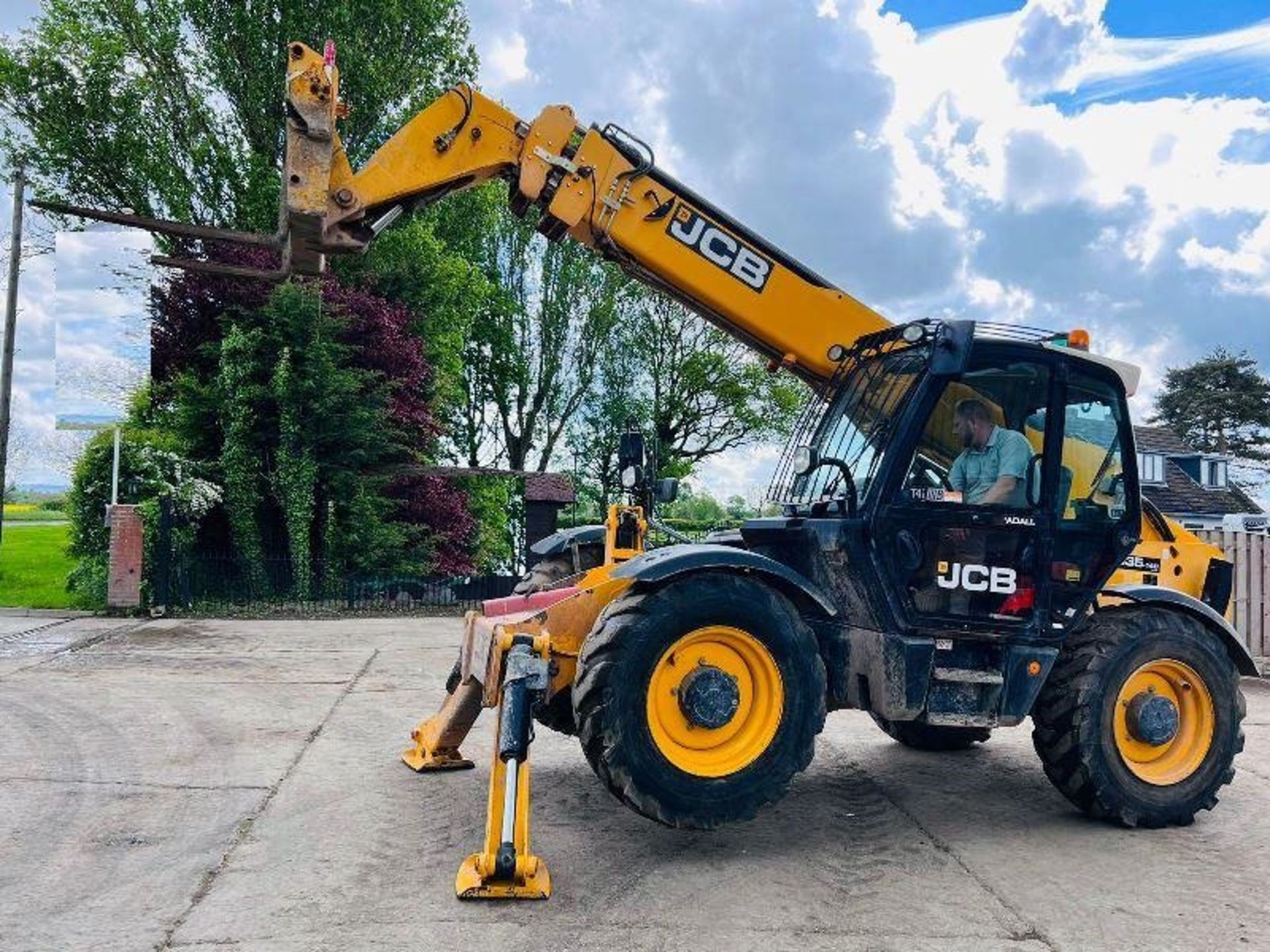 JCB 535-140HI VIZ TELEHANDLER * 14 METERS , YEAR 2015 * C/W PALLET TINES. - Image 2 of 21