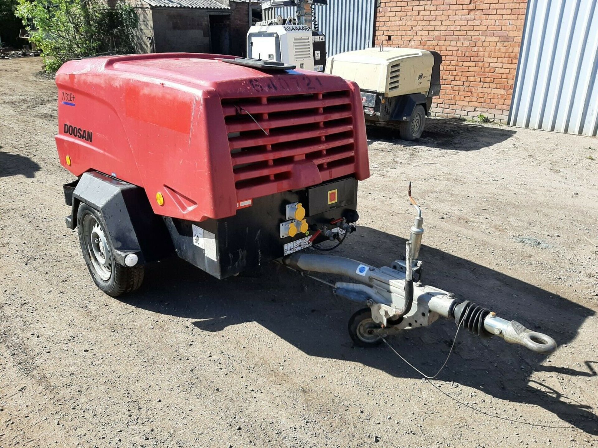 DOOSAN INGERSOLL RAND 7/31E DIESEL PORTABLE AIR COMPRESSOR WITH 110V GENERATOR - Image 3 of 8