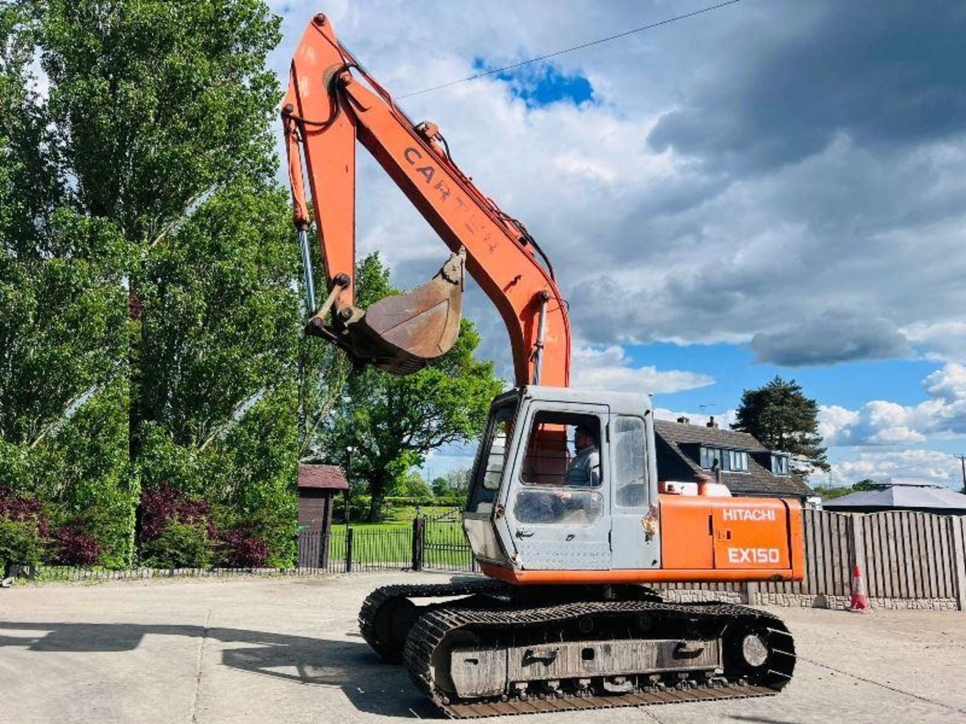 HITACHI EX150 TRACKED EXCAVATOR C/W BUCKET - Image 17 of 23