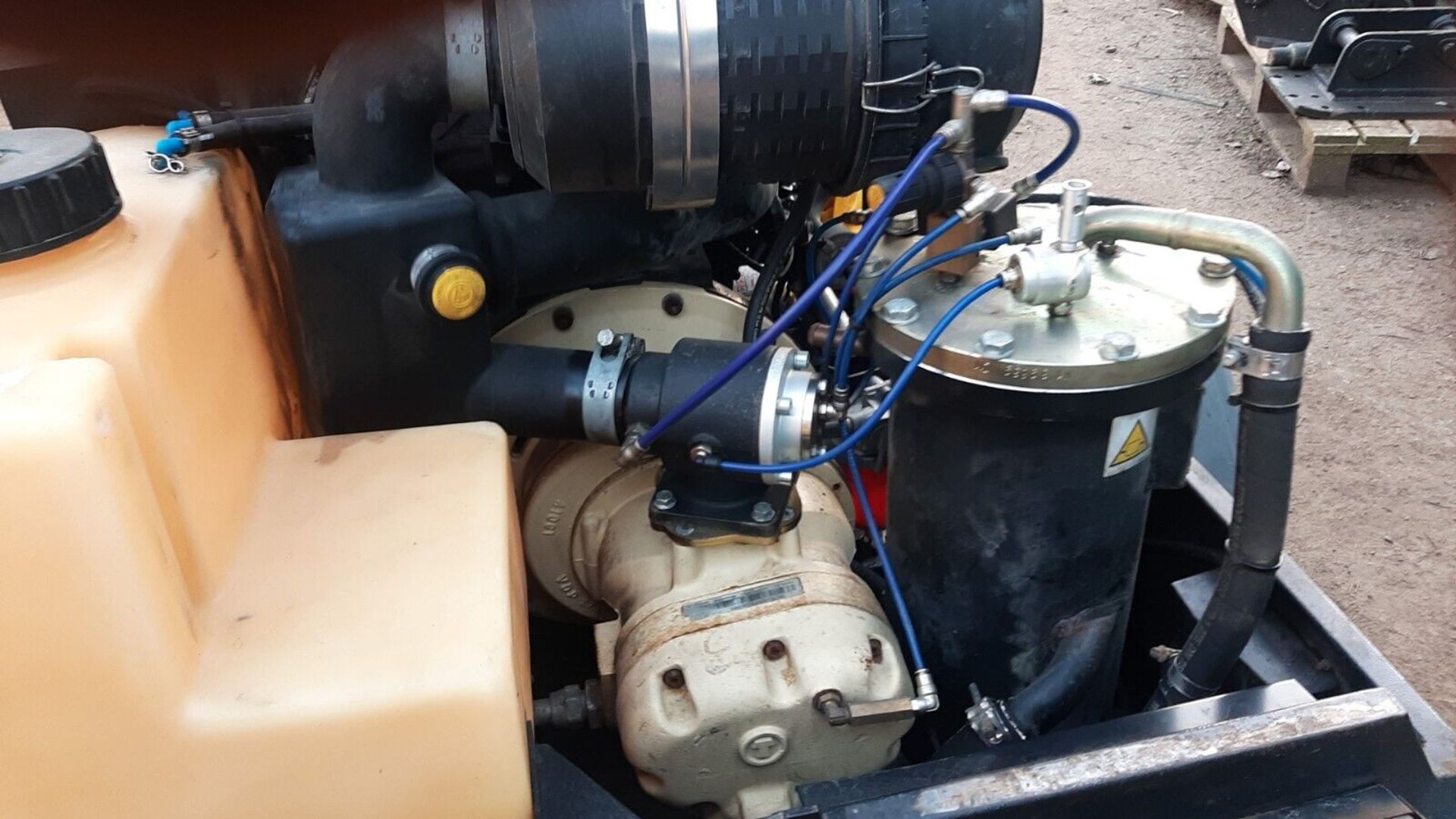 DOOSAN INGERSOLL RAND 7/31E DIESEL PORTABLE AIR COMPRESSOR WITH 110V GENERATOR - Image 7 of 8