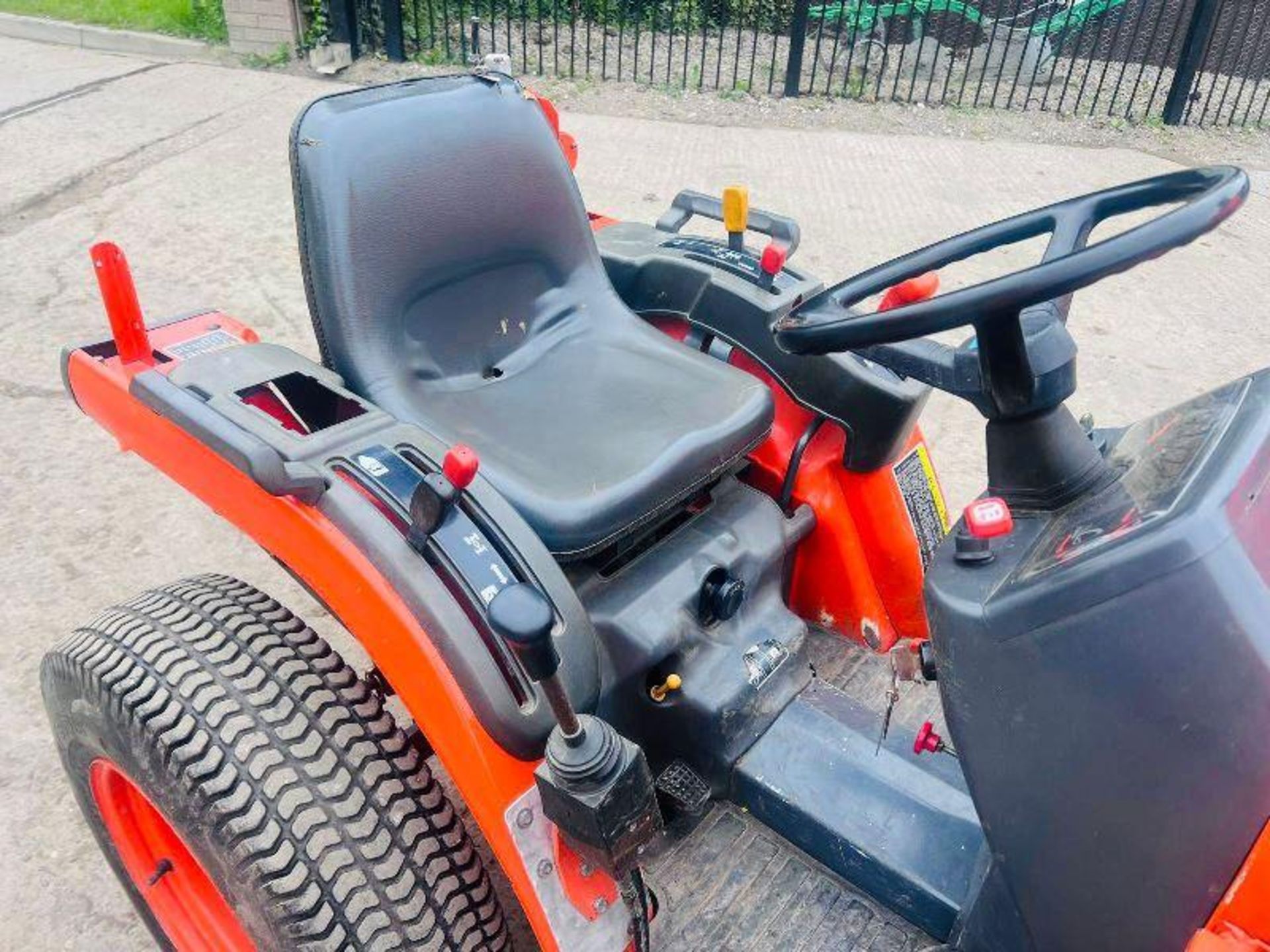 KUBOTA B1610 4WD TRACTOR C/W FRONT LOADER AND BUCKET - Image 11 of 20