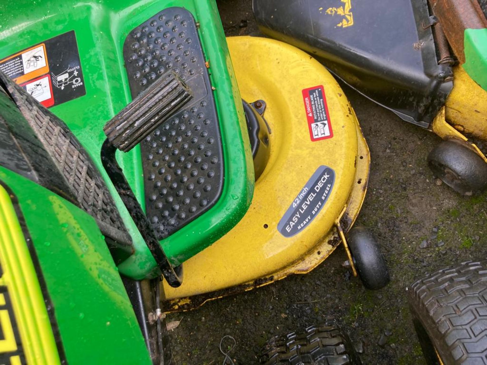 JOHN DEERE L100 RIDE ON MOWER - Image 2 of 5