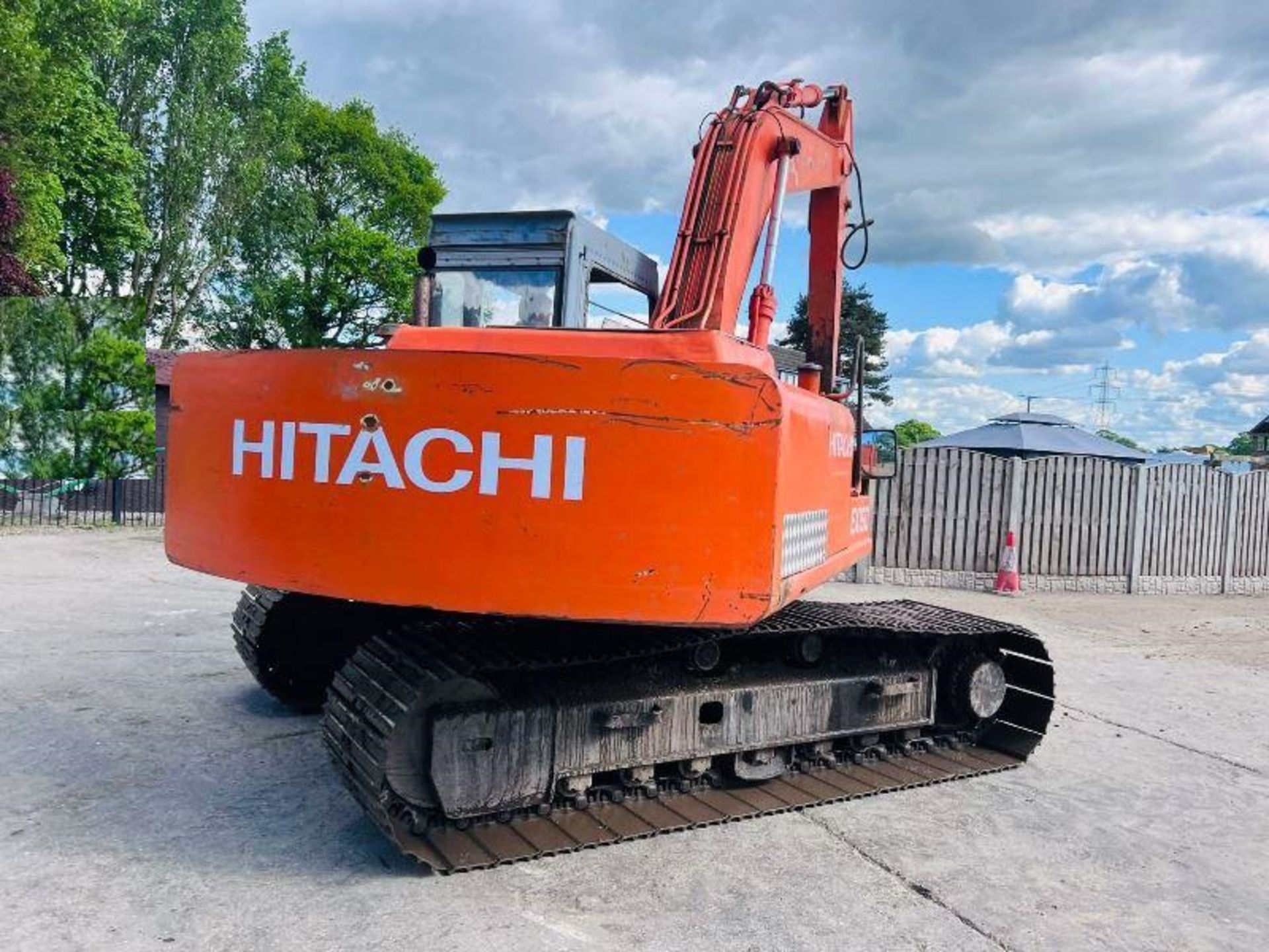 HITACHI EX150 TRACKED EXCAVATOR C/W BUCKET - Image 9 of 23