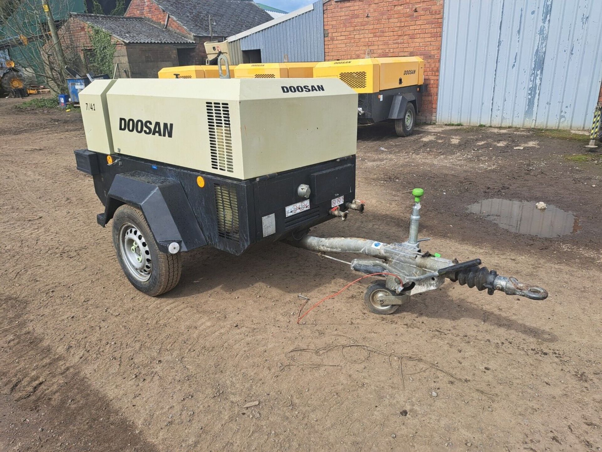 DOOSAN INGERSOLL RAND 7/41 DIESEL PORTABLE AIR COMPRESSOR LOW HOURS - Image 2 of 9