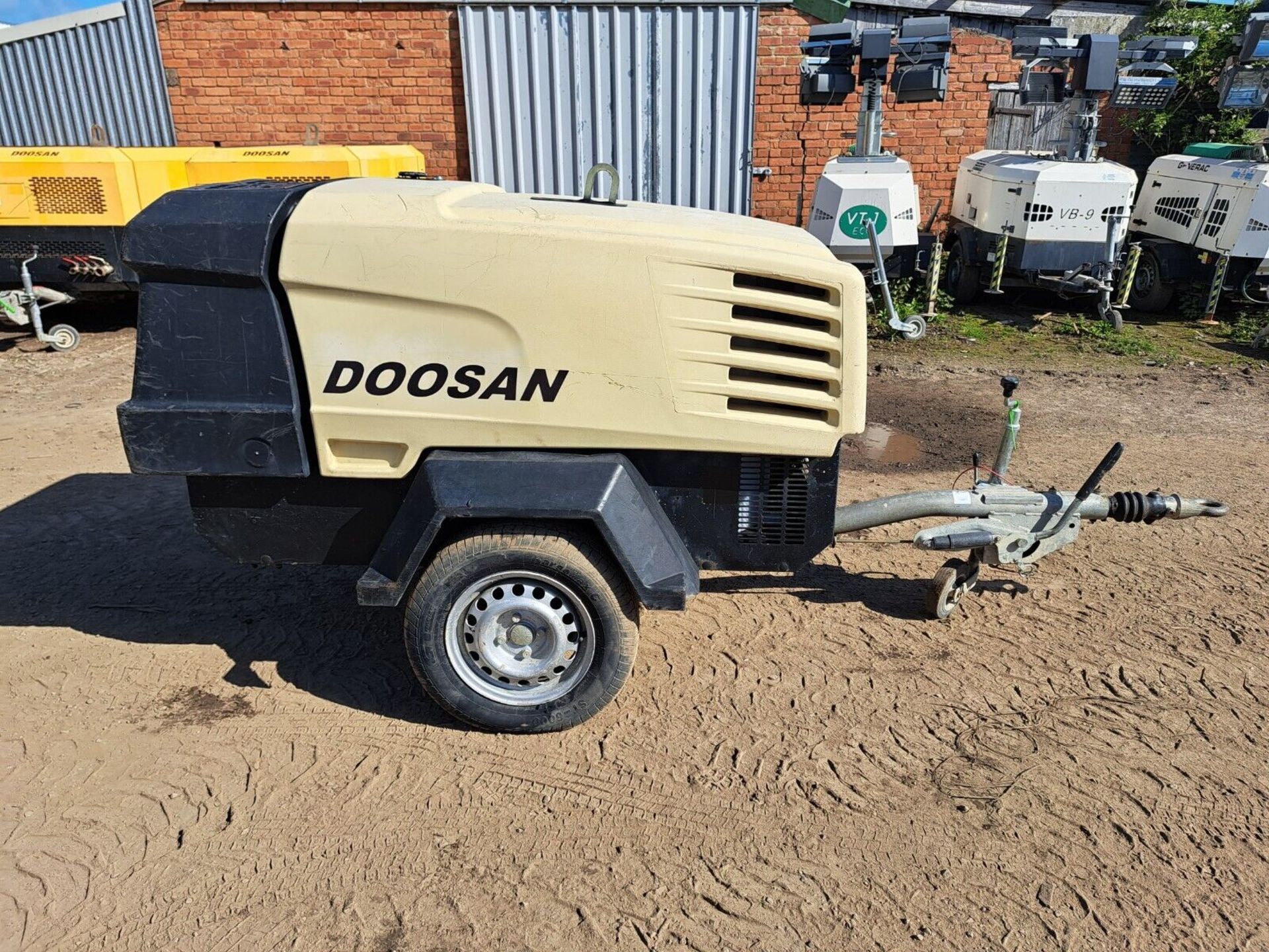 DOOSAN INGERSOLL RAND 7/41+ DIESEL PORTABLE AIR COMPRESSOR LOW HOURS - Image 3 of 11