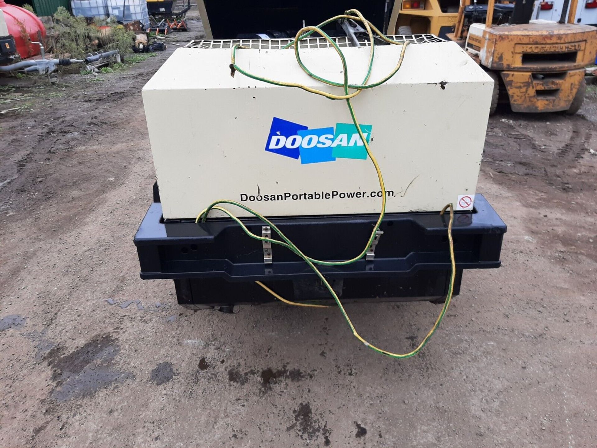 DOOSAN 7/41E DIESEL PORTABLE AIR COMPRESSOR GENERATOR - Image 6 of 8