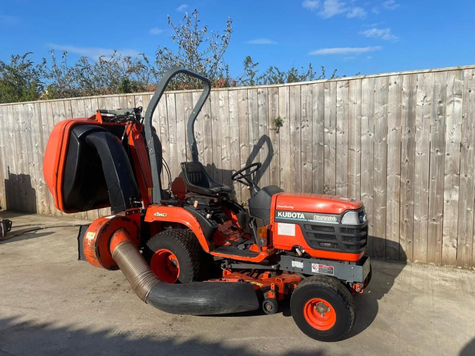 KUBOTA BX2200 4WD DIESEL MOWER & REAR HYDRAULIC COLLECTOR