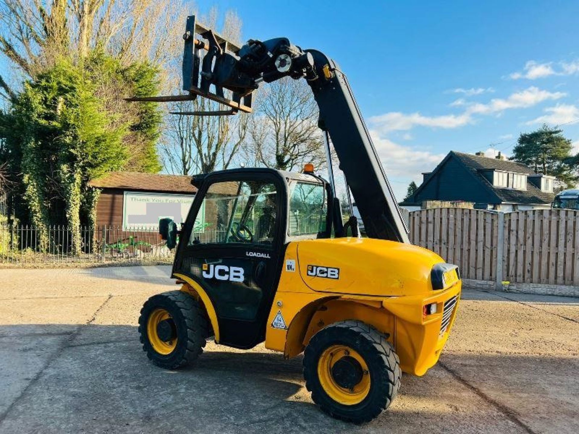 JCB 520-40 4WD TELEHANDLER * YEAR 2011 * C/W PALLET TINES - Image 2 of 13