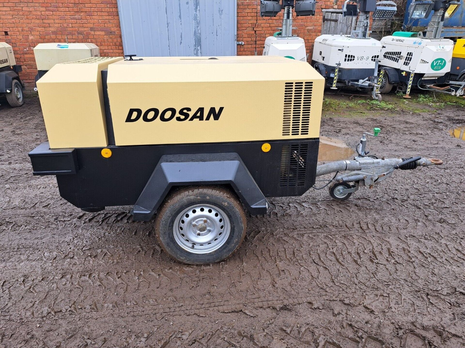 DOOSAN INGERSOLL RAND 7/41 DIESEL PORTABLE AIR COMPRESSOR LOW HOURS - Image 3 of 8