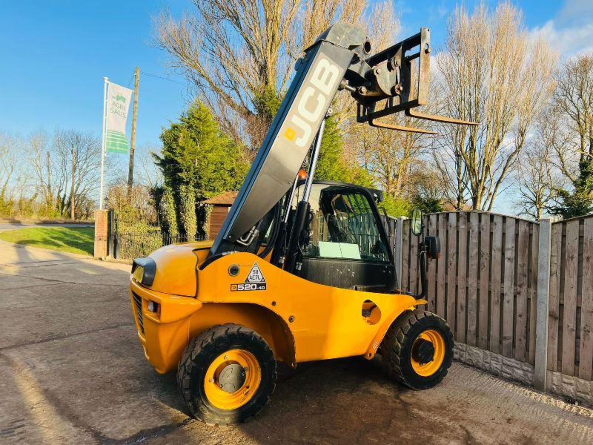 JCB 520-40 4WD TELEHANDLER * YEAR 2011 , 4592 HOURS * C/W PALLET TINES