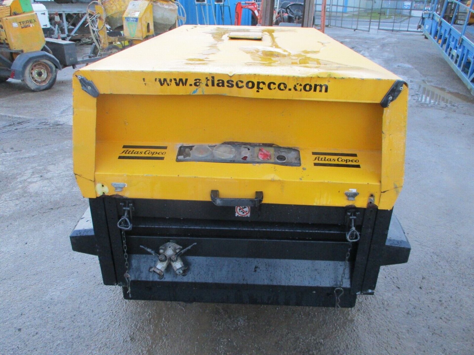 ATLAS COPCO XAS 67 130 CFM COMPRESSOR 2 TOOL TOWABLE ROAD TOW DELIVERY ARRANGED - Image 4 of 10