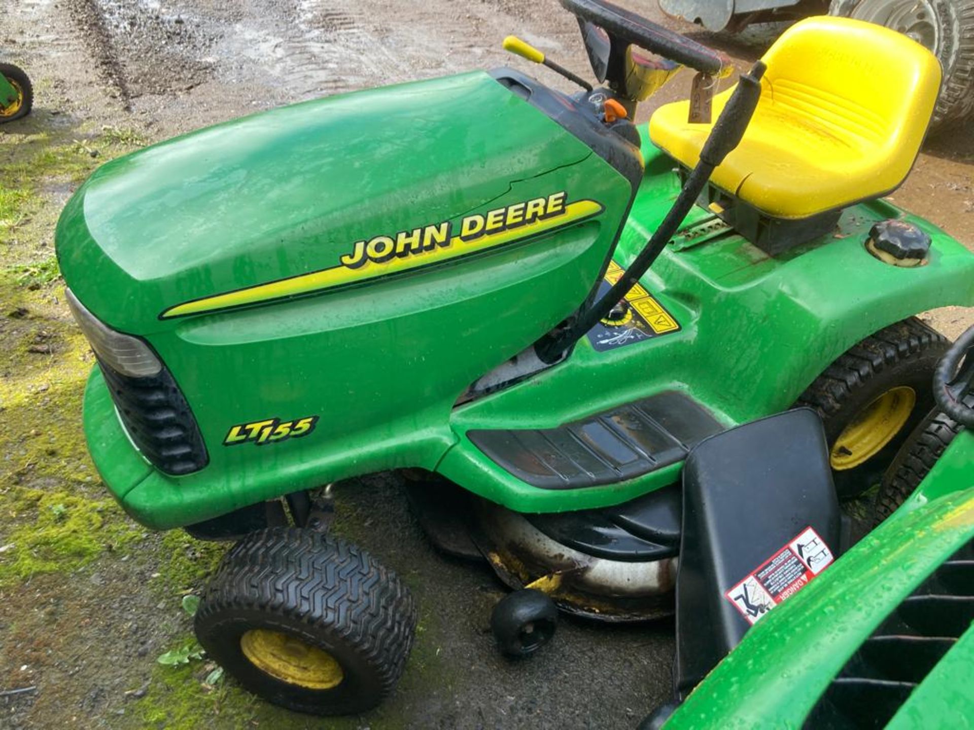 JOHN DEERE LT155 RIDE ON MOWER - Bild 2 aus 2