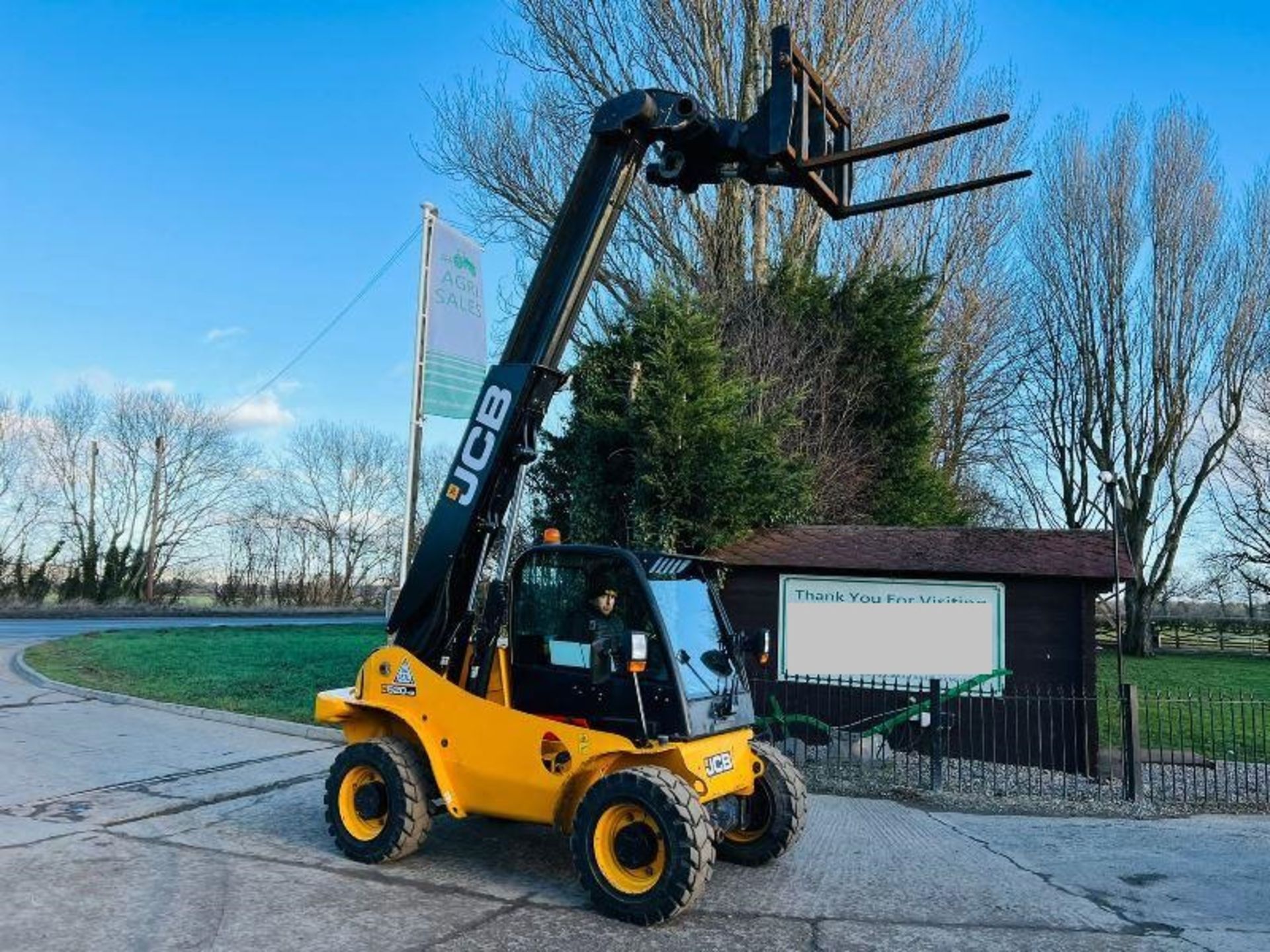 JCB 520-40 4WD TELEHANDLER * YEAR 2011 * C/W PALLET TINES