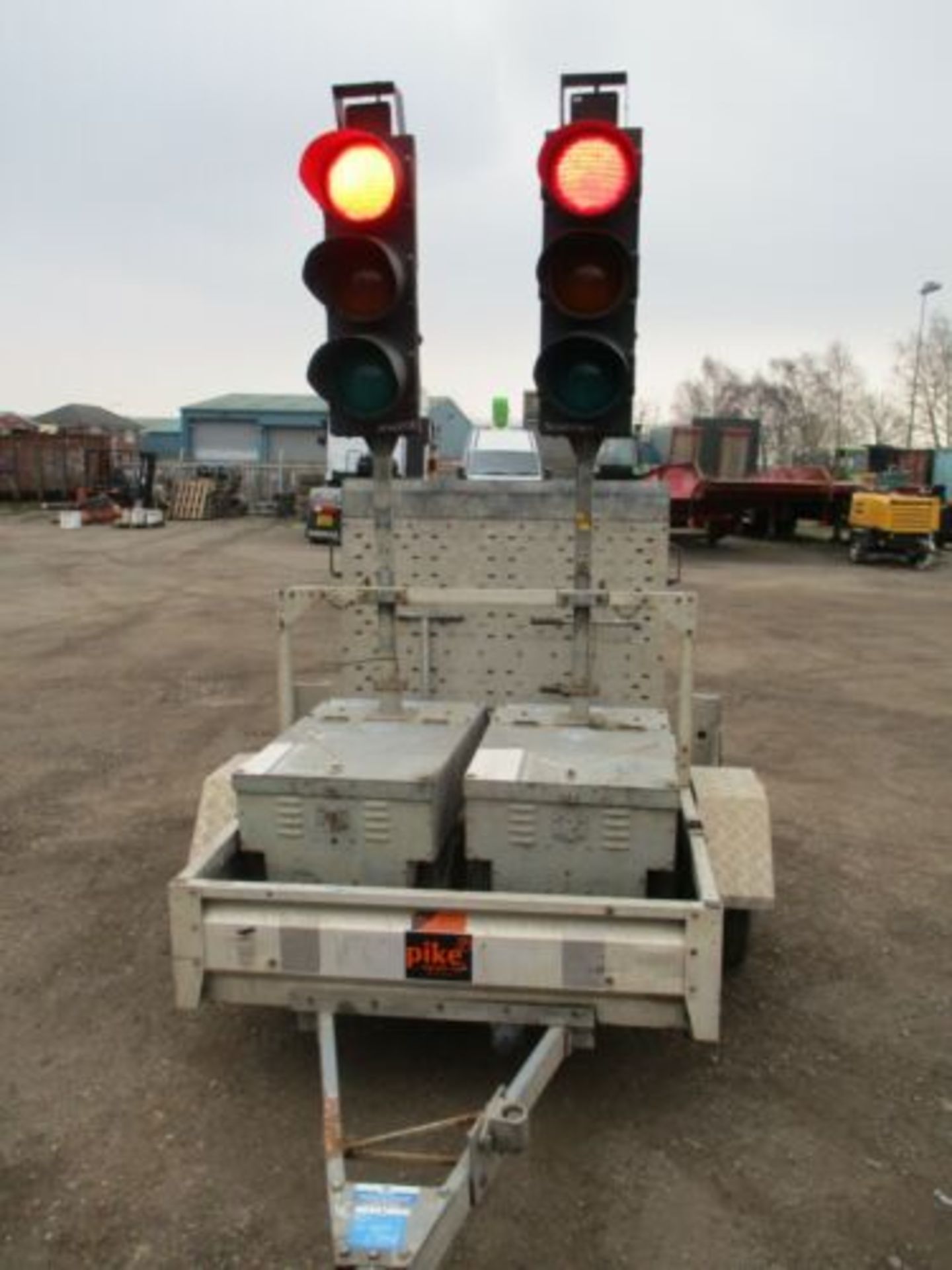 PIKE TRAFFIC LIGHTS RADIO LIGHT BATTERY 2 WAY DELIVERY ARRANGED - Image 3 of 8