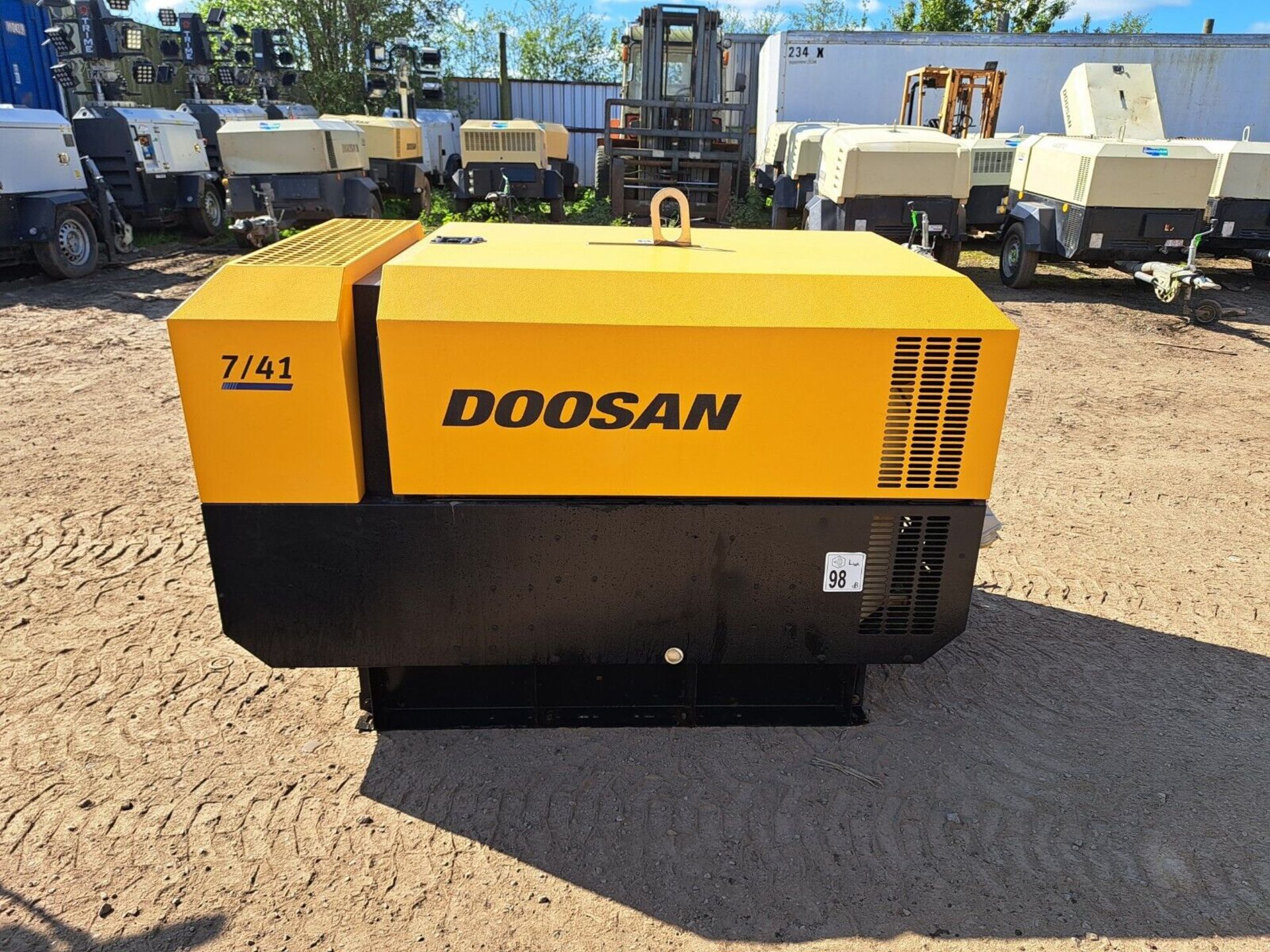 DOOSAN INGERSOLL RAND 7/41E DIESEL AIR COMPRESSOR GENERATOR 87 HOURS ONLY - Image 2 of 10