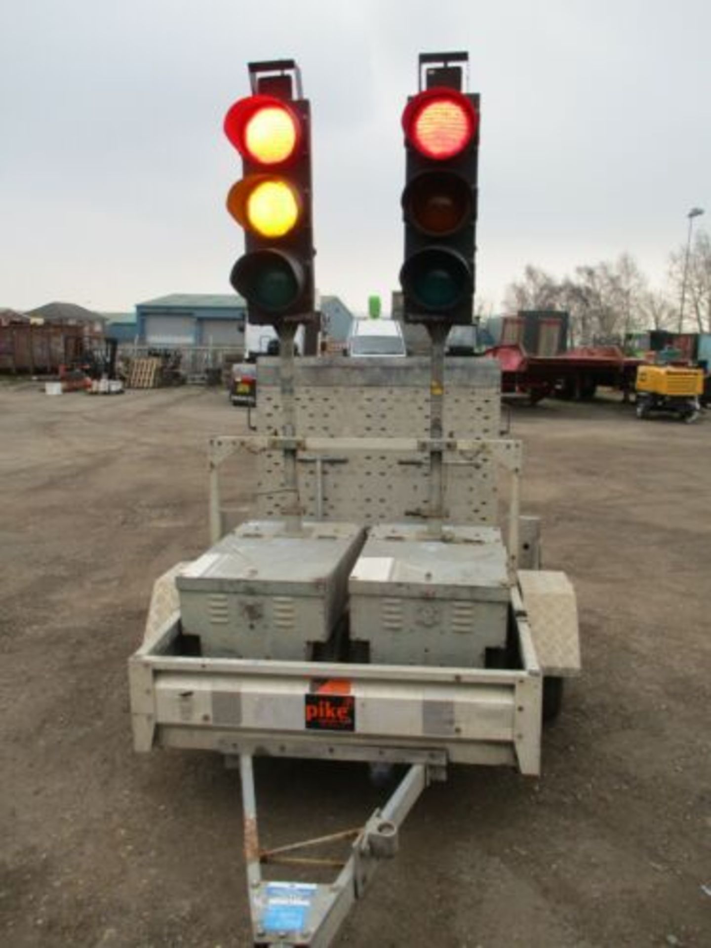 PIKE TRAFFIC LIGHTS RADIO LIGHT BATTERY 2 WAY DELIVERY ARRANGED - Image 4 of 8