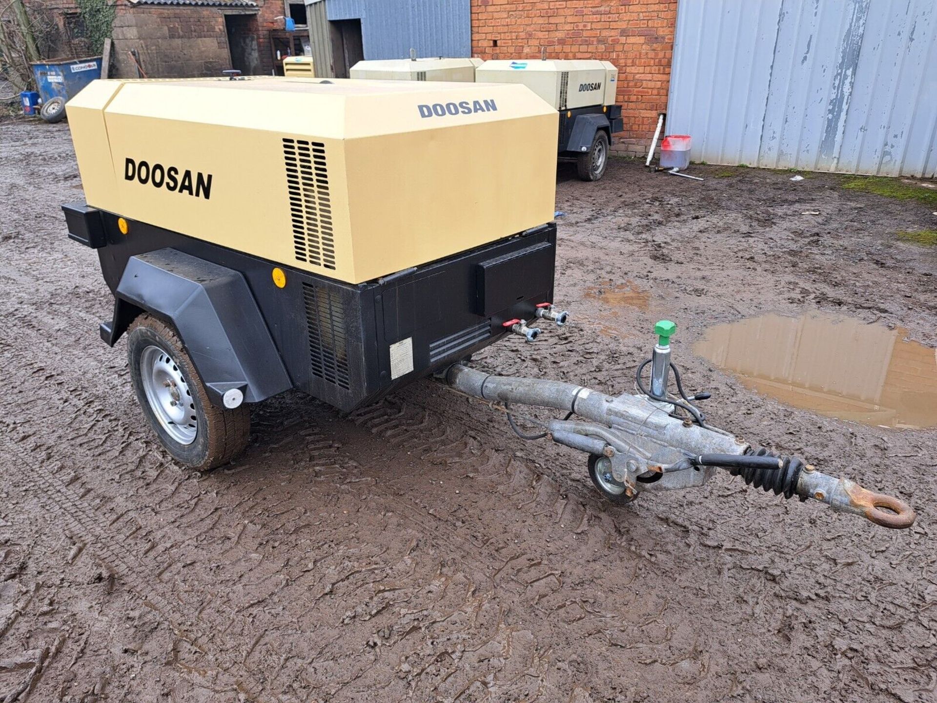 DOOSAN INGERSOLL RAND 7/41 DIESEL PORTABLE AIR COMPRESSOR LOW HOURS - Image 2 of 8