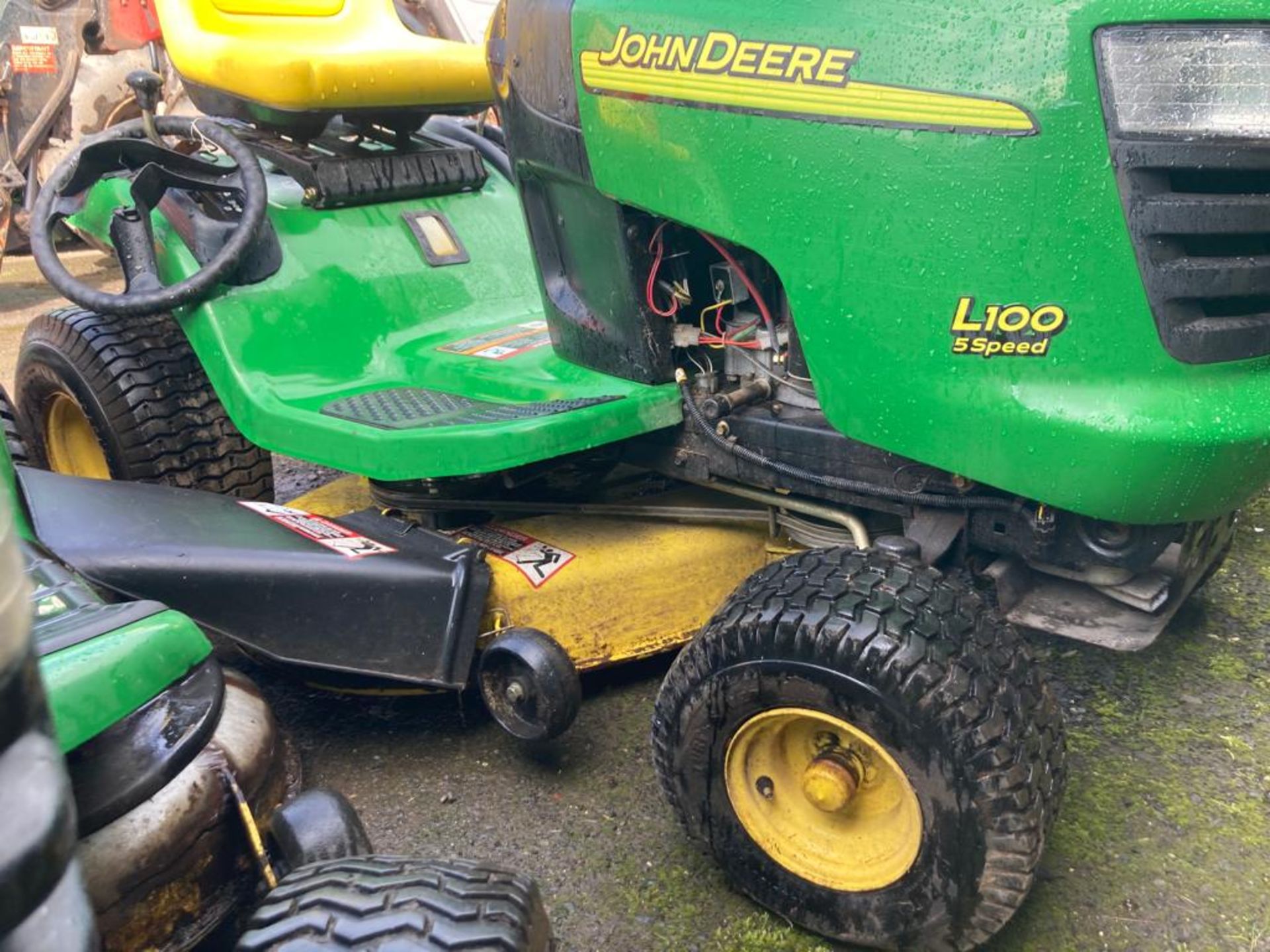 JOHN DEERE L100 RIDE ON MOWER