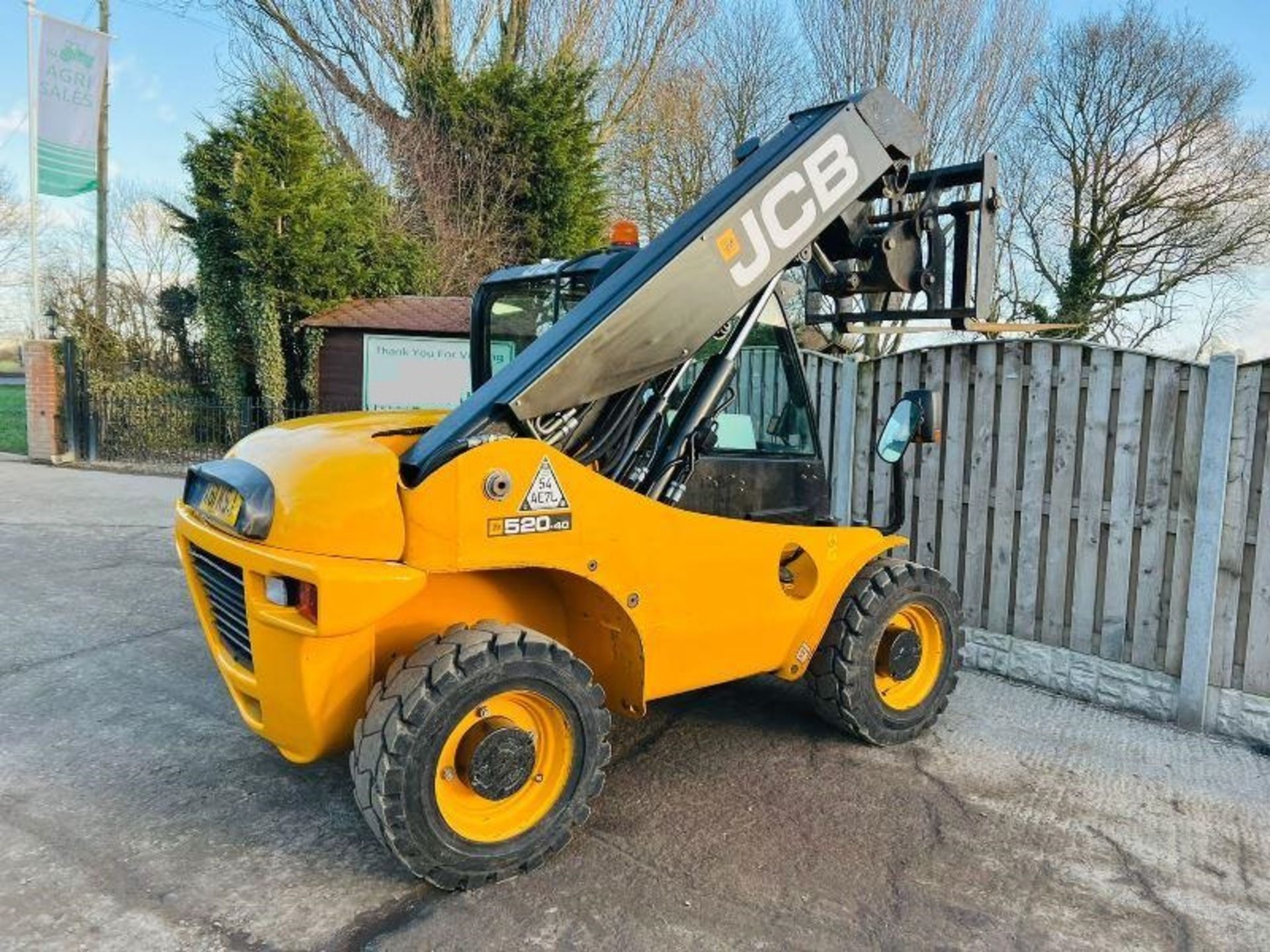 JCB 520-40 4WD TELEHANDLER * YEAR 2011 * C/W PALLET TINES - Image 10 of 13