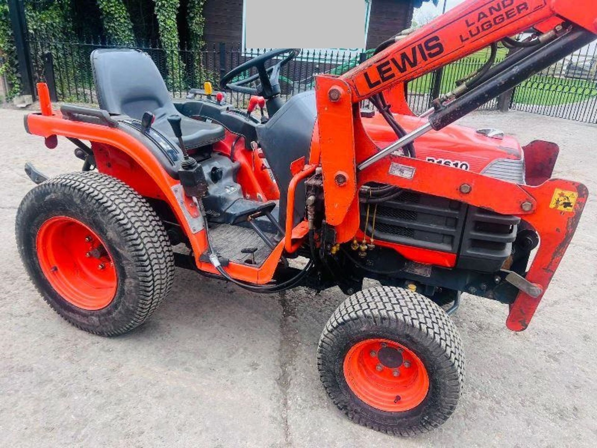 KUBOTA B1610 4WD TRACTOR C/W FRONT LOADER AND BUCKET - Image 10 of 20
