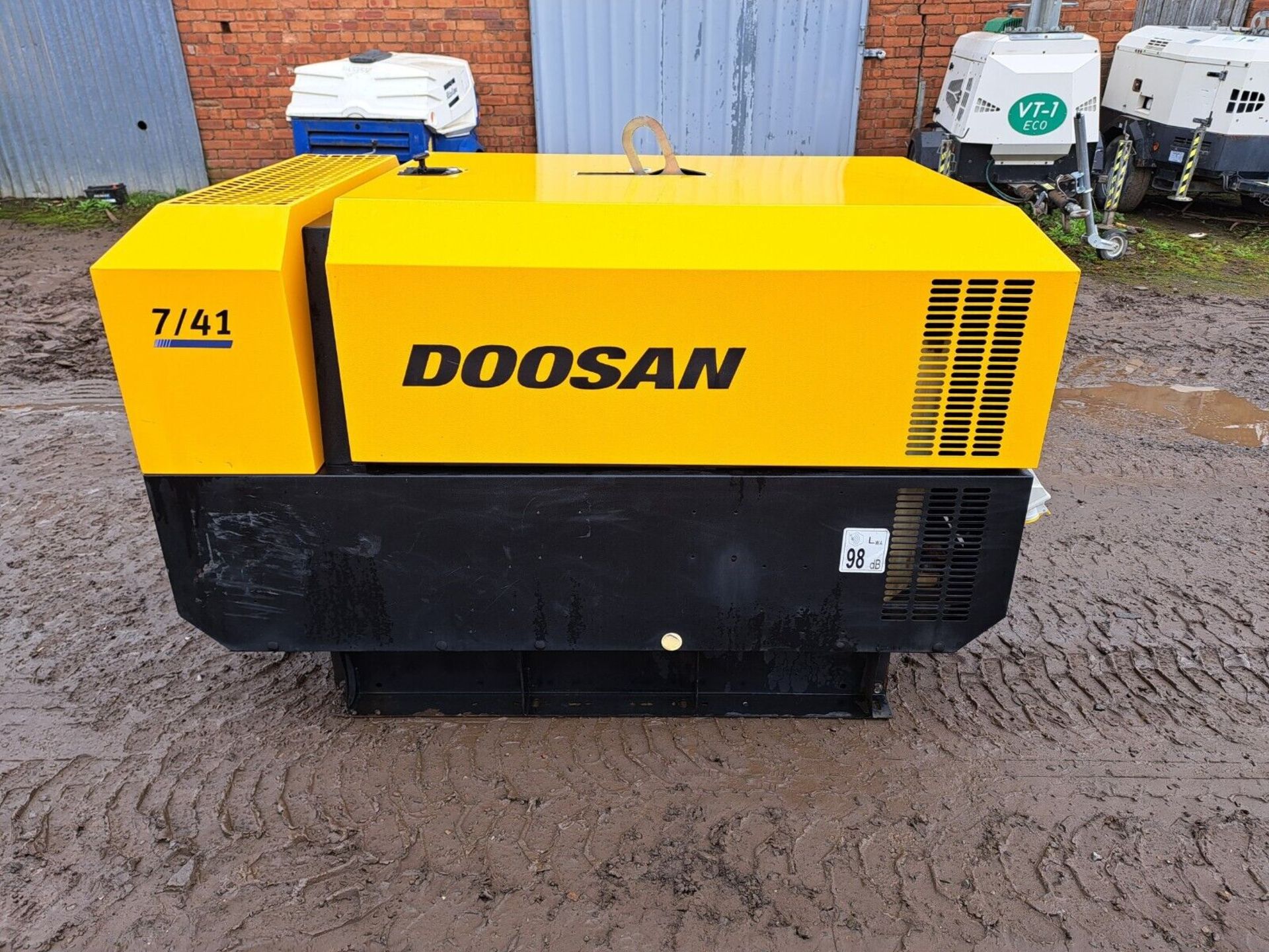 DOOSAN INGERSOLL RAND 7/41+ DIESEL AIR COMPRESSOR GENERATOR LOW HOURS - Image 4 of 8