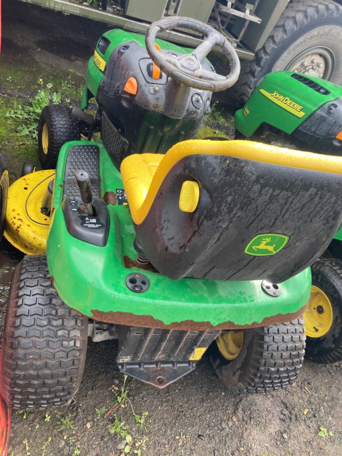 JOHN DEERE X120 RIDE ON MOWER - Bild 4 aus 6