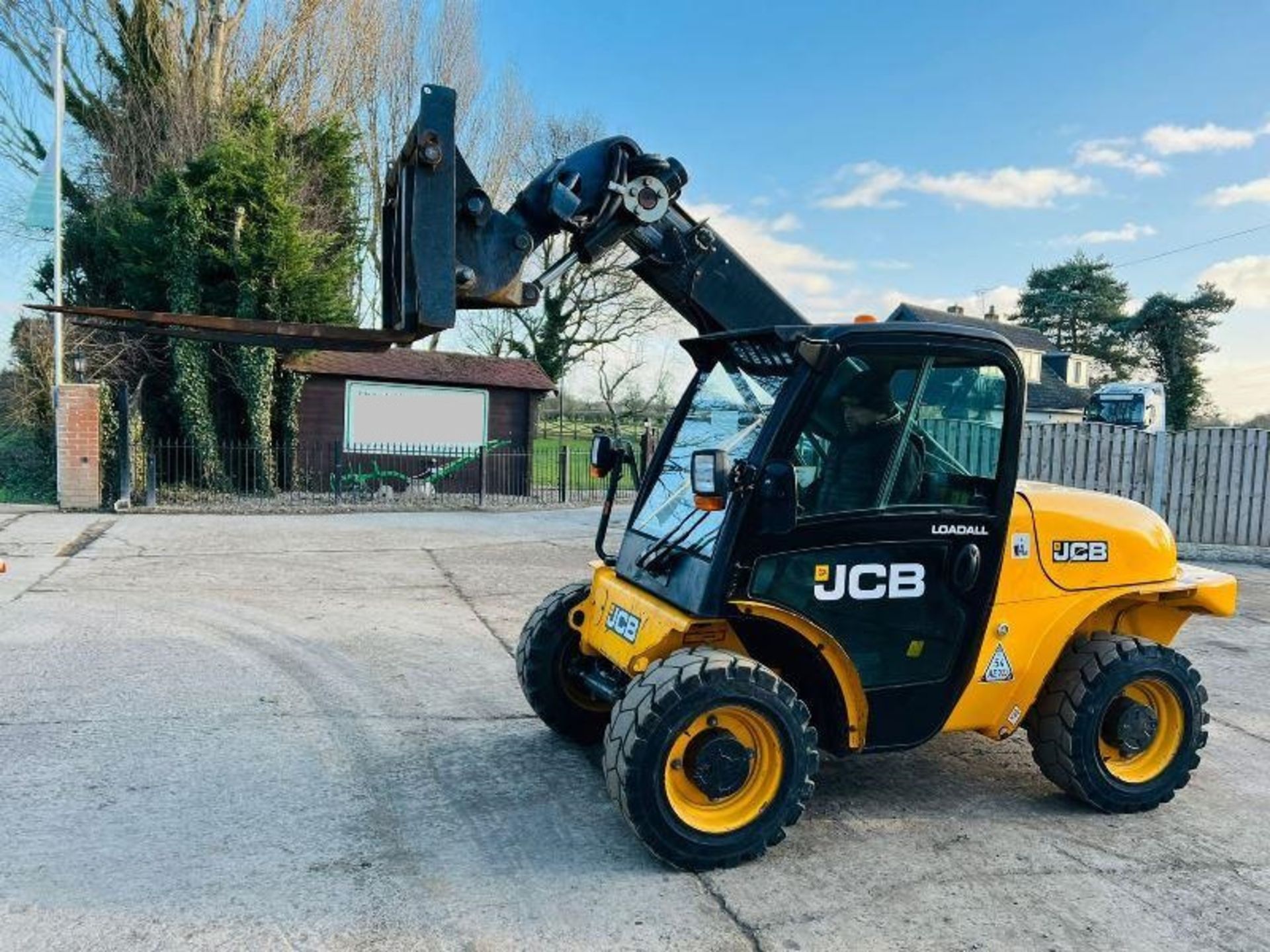 JCB 520-40 4WD TELEHANDLER * YEAR 2011 * C/W PALLET TINES - Image 11 of 13