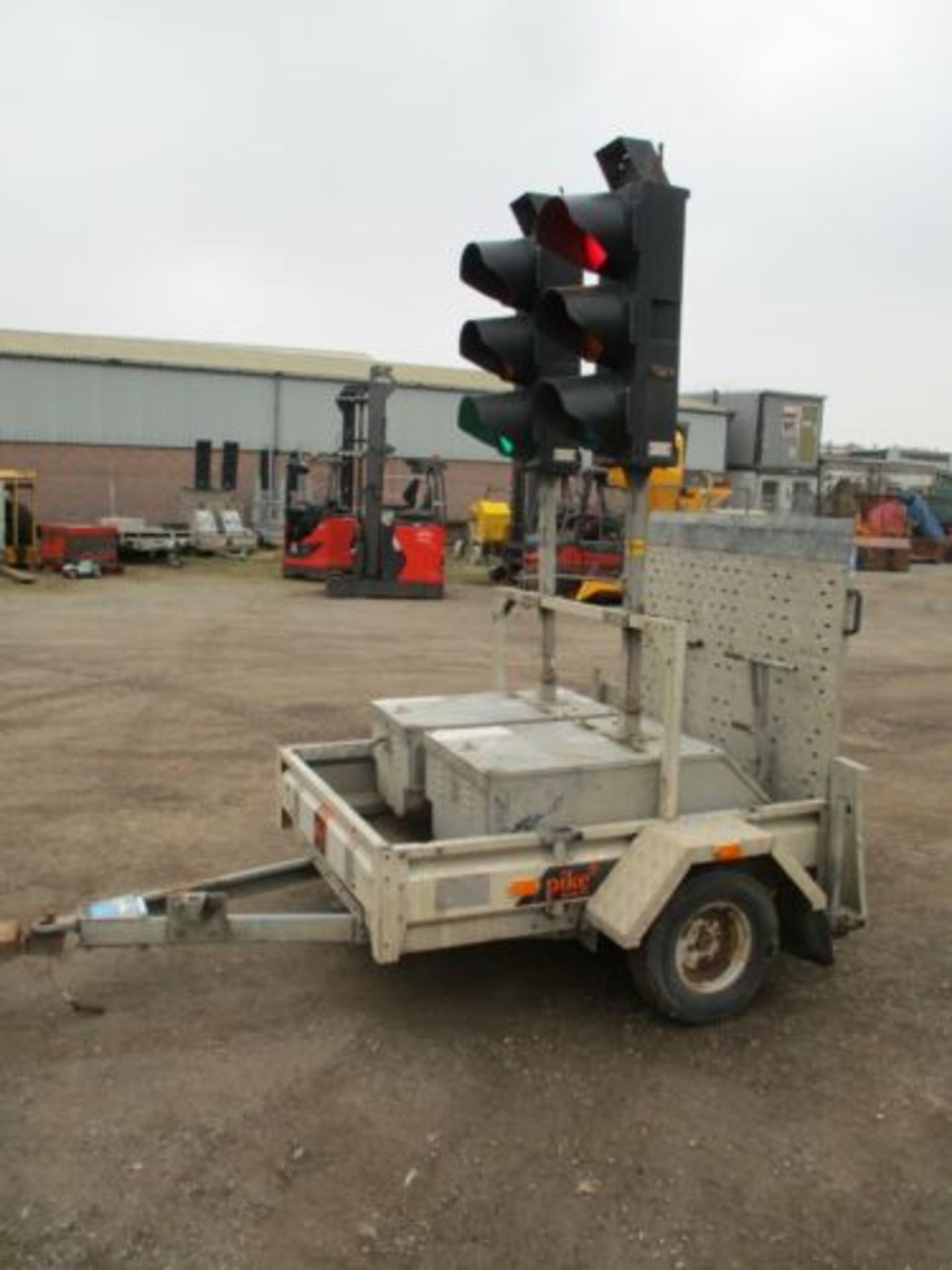 PIKE TRAFFIC LIGHTS RADIO LIGHT BATTERY 2 WAY DELIVERY ARRANGED - Image 6 of 8