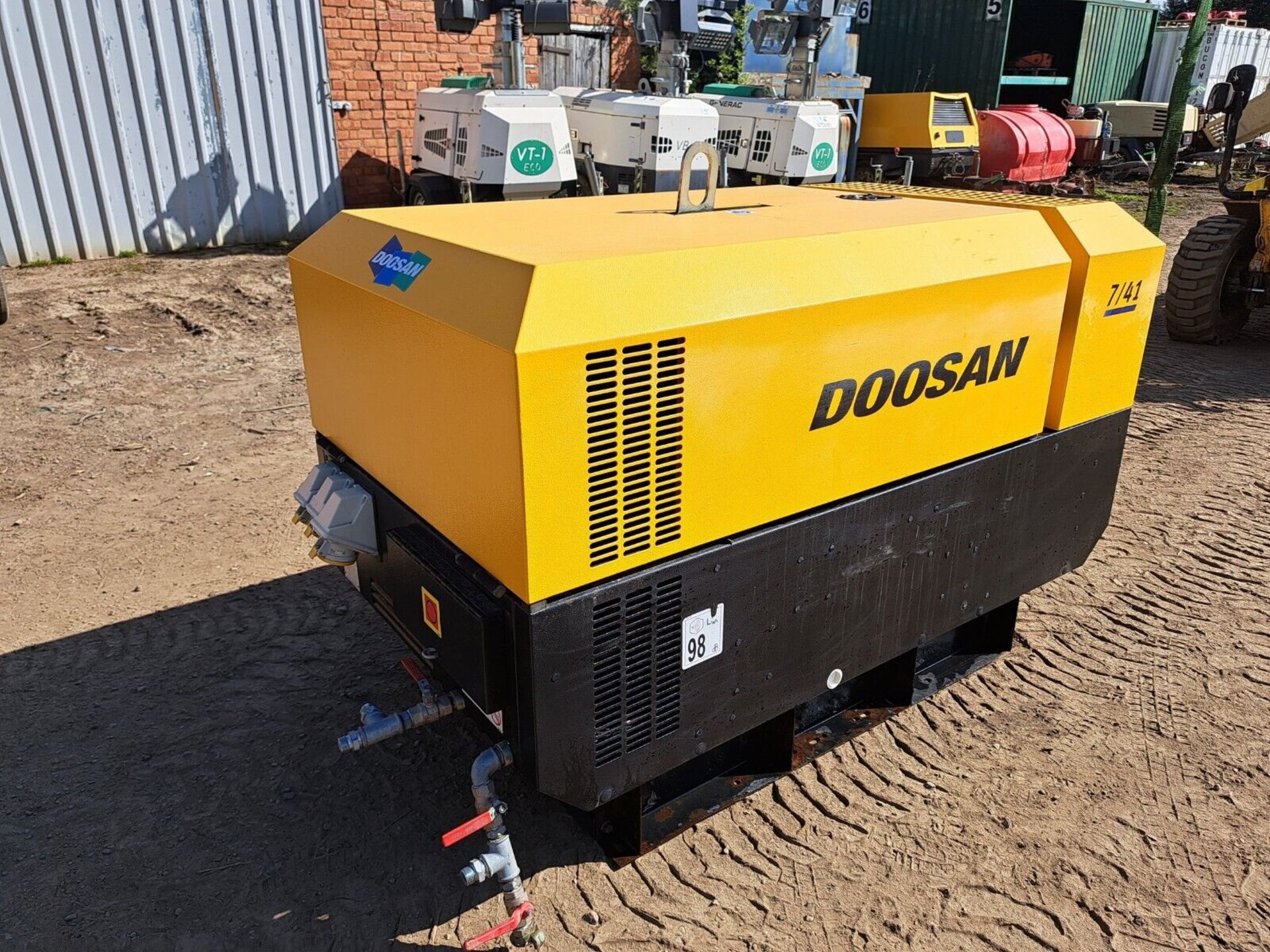 DOOSAN INGERSOLL RAND 7/41E DIESEL AIR COMPRESSOR GENERATOR 87 HOURS ONLY - Image 4 of 10