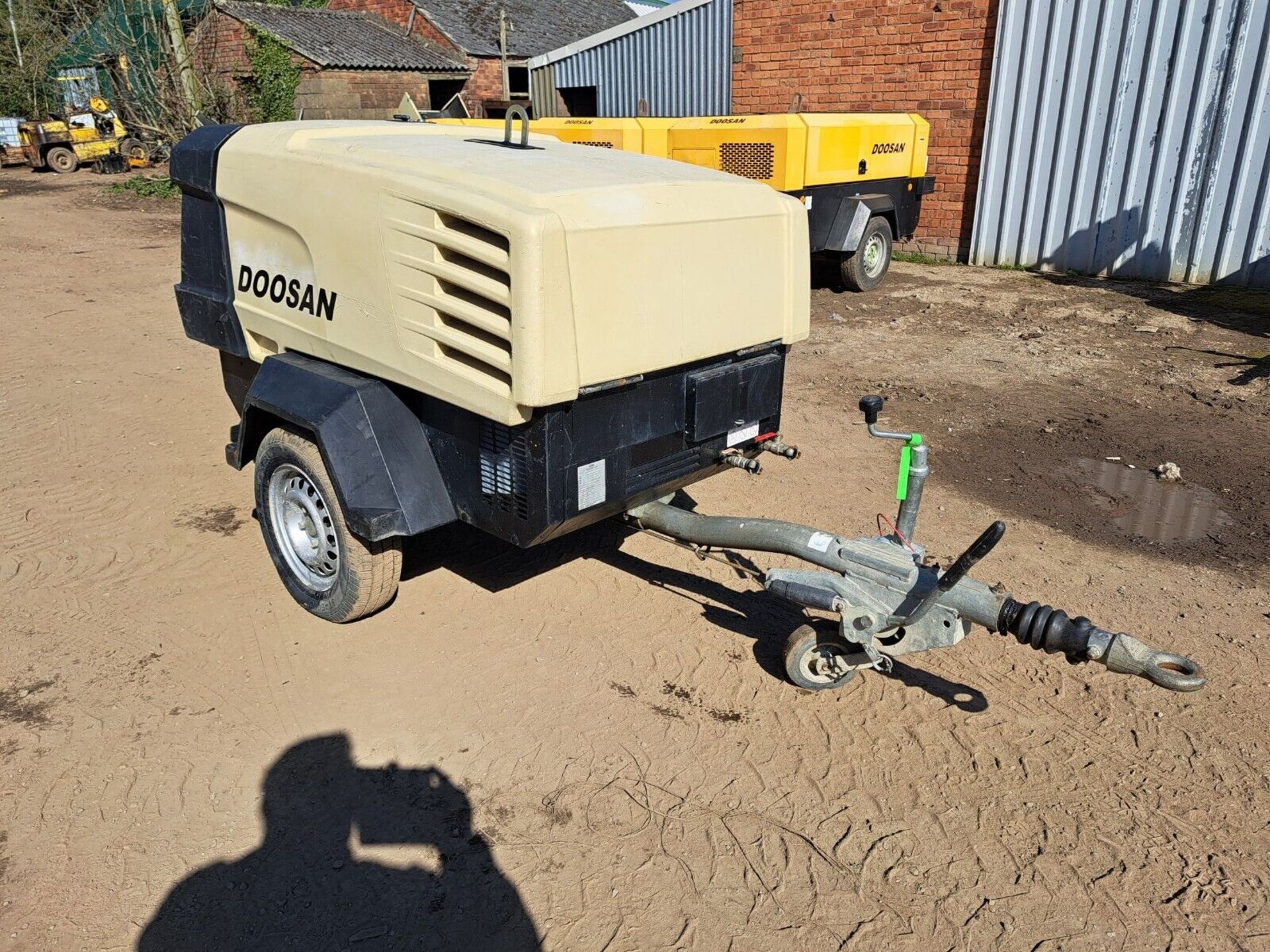 DOOSAN INGERSOLL RAND 7/41+ DIESEL PORTABLE AIR COMPRESSOR LOW HOURS - Image 2 of 11