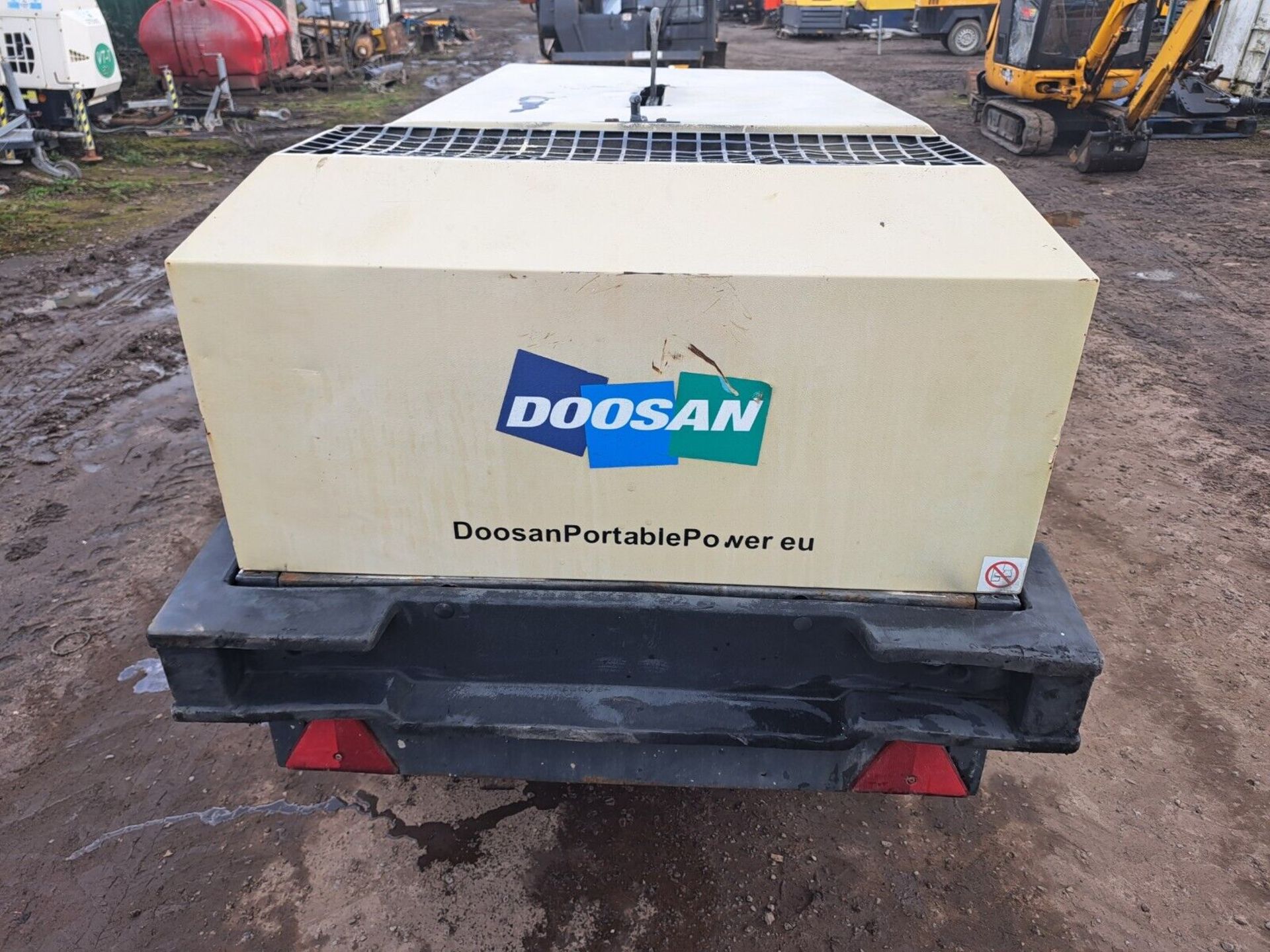 DOOSAN INGERSOLL RAND 7/41 DIESEL PORTABLE AIR COMPRESSOR LOW HOURS - Image 4 of 7