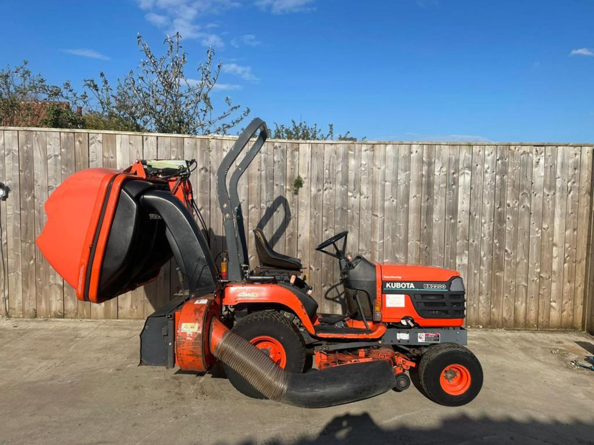 KUBOTA BX2200 4WD DIESEL MOWER & REAR HYDRAULIC COLLECTOR - Image 2 of 5