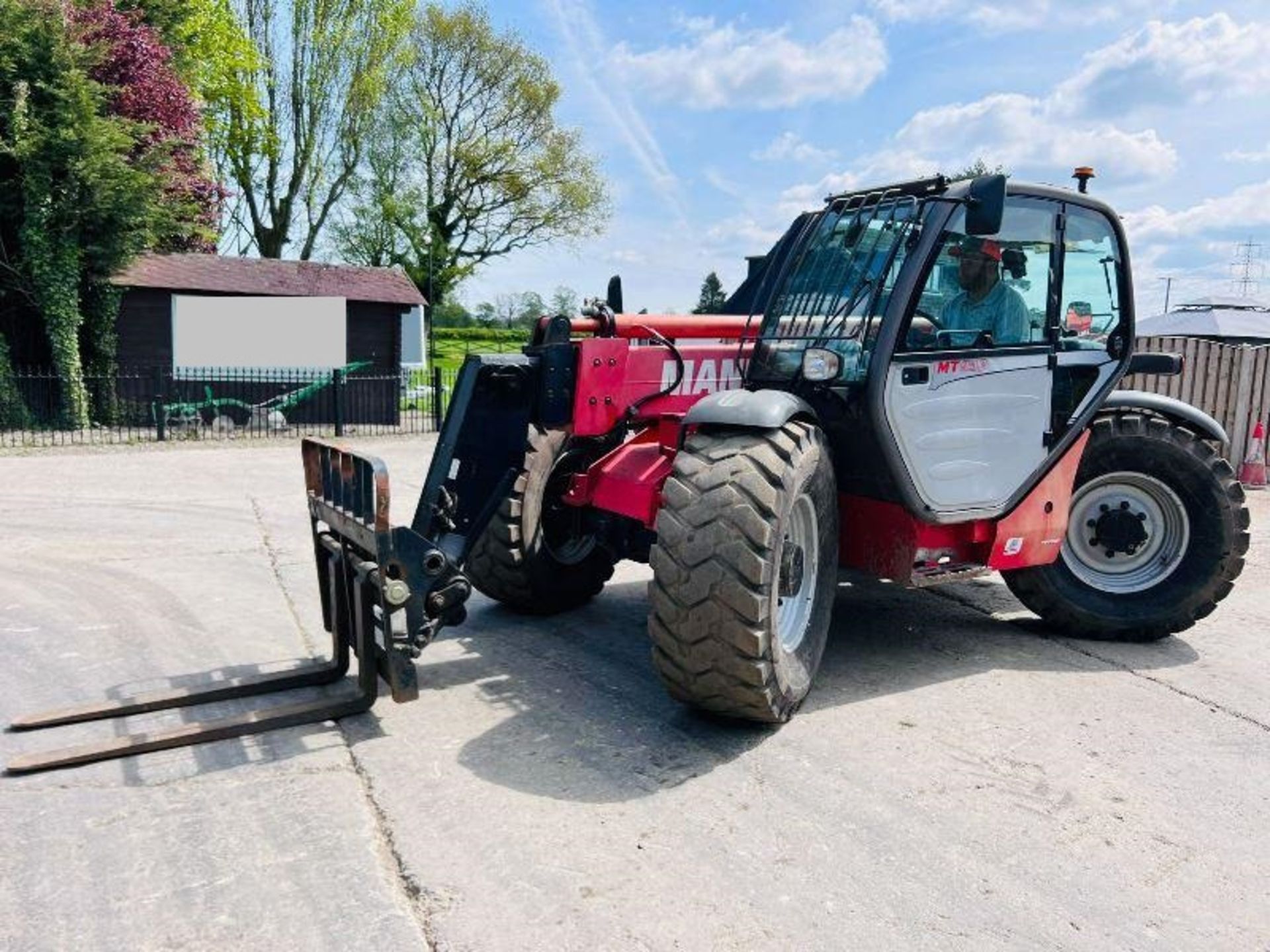 MANITOU 932 4WD TELEHANDLER *9 METER REACH , YEAR 2011* C/W PALLET TINES - Image 4 of 19