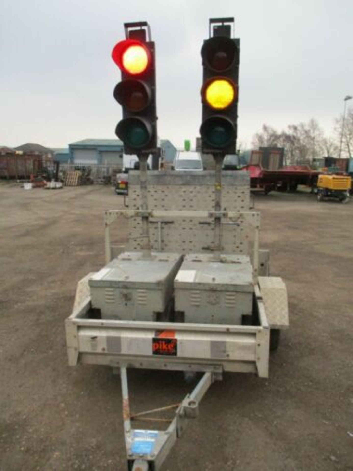 PIKE TRAFFIC LIGHTS RADIO LIGHT BATTERY 2 WAY DELIVERY ARRANGED - Image 2 of 8