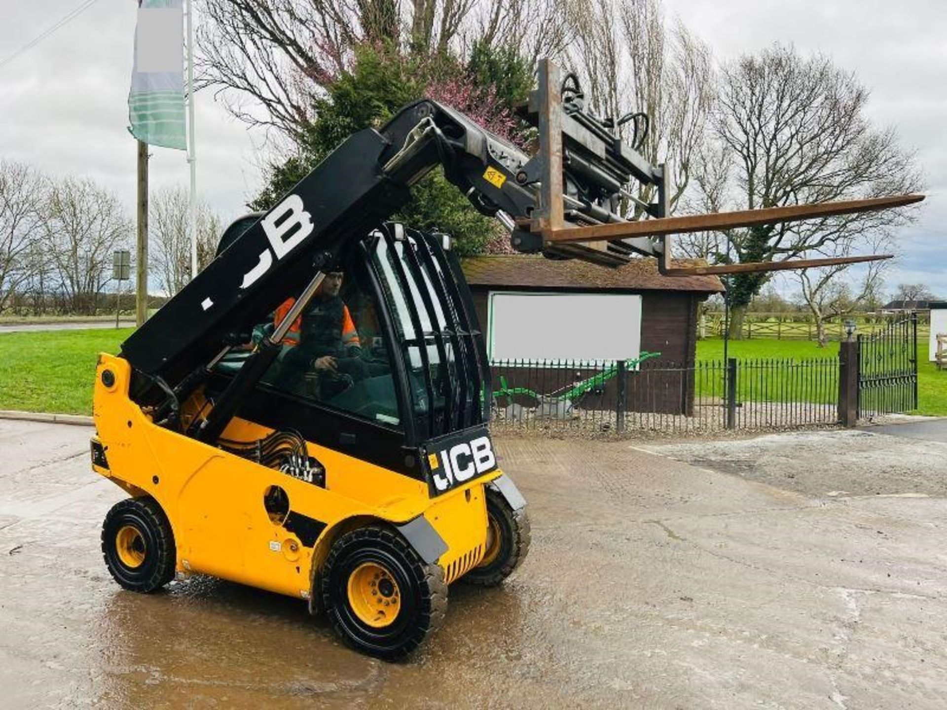 JCB TLT25G TELETRUCK * YEAR 2017 * C/W HYDRAULIC TINE POSITIONER - Image 2 of 19