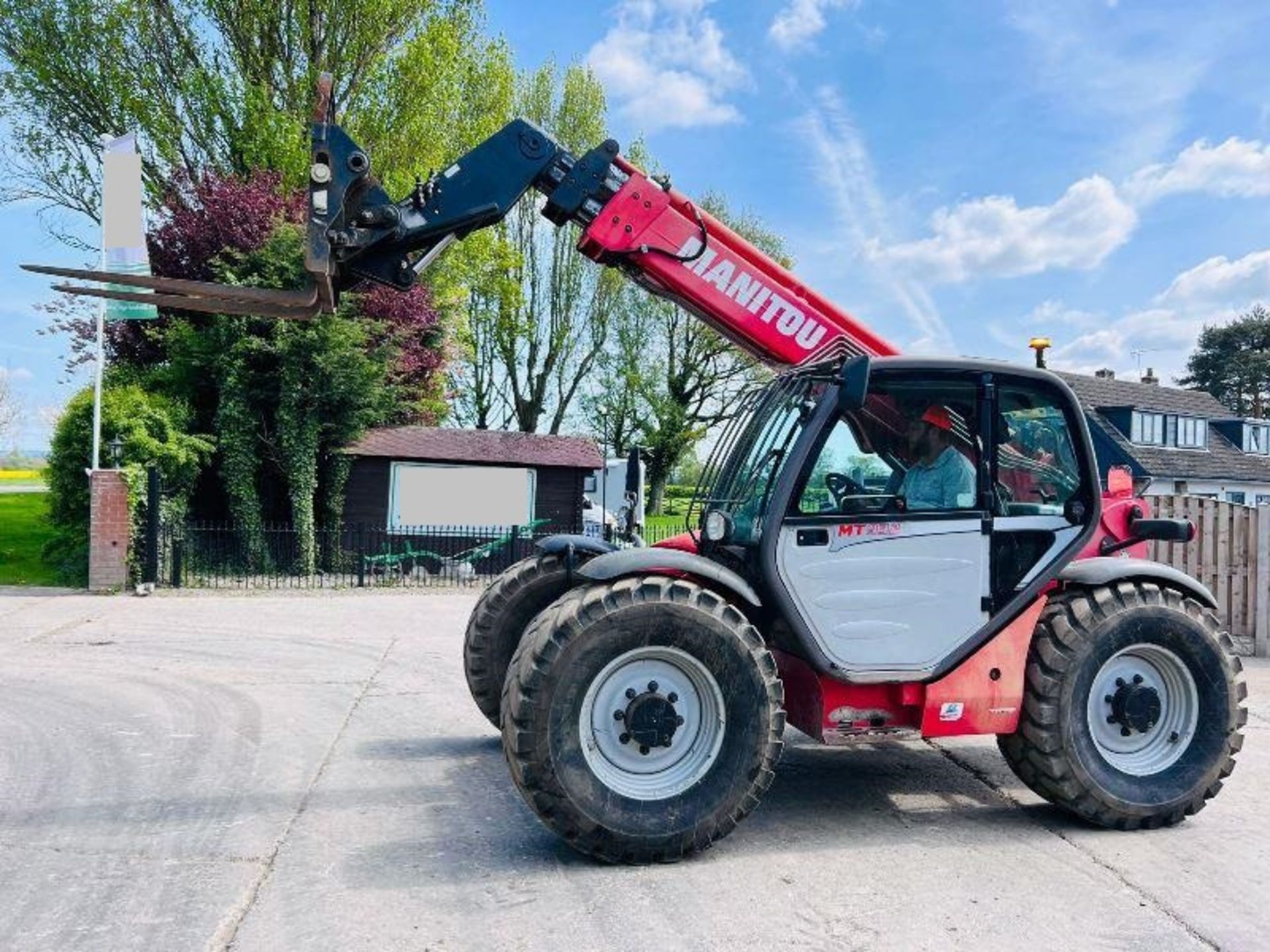 MANITOU 932 4WD TELEHANDLER *9 METER REACH , YEAR 2011* C/W PALLET TINES - Image 9 of 19