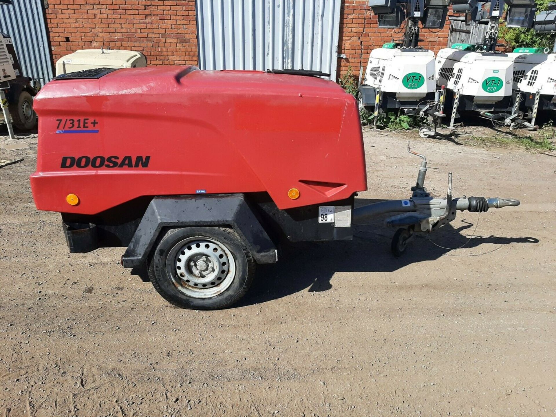 DOOSAN INGERSOLL RAND 7/31E DIESEL PORTABLE AIR COMPRESSOR WITH 110V GENERATOR - Image 4 of 8