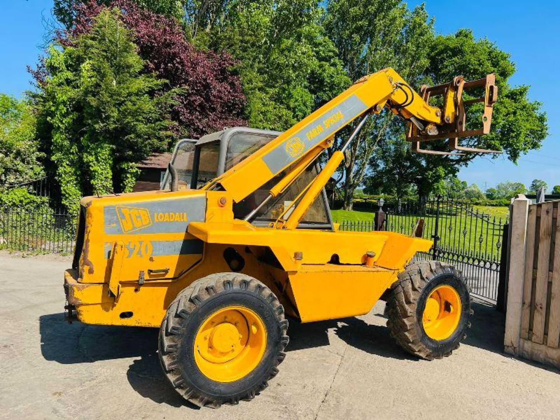 JCB 526 4WD TELEHANDLER C/W PALLET TINES