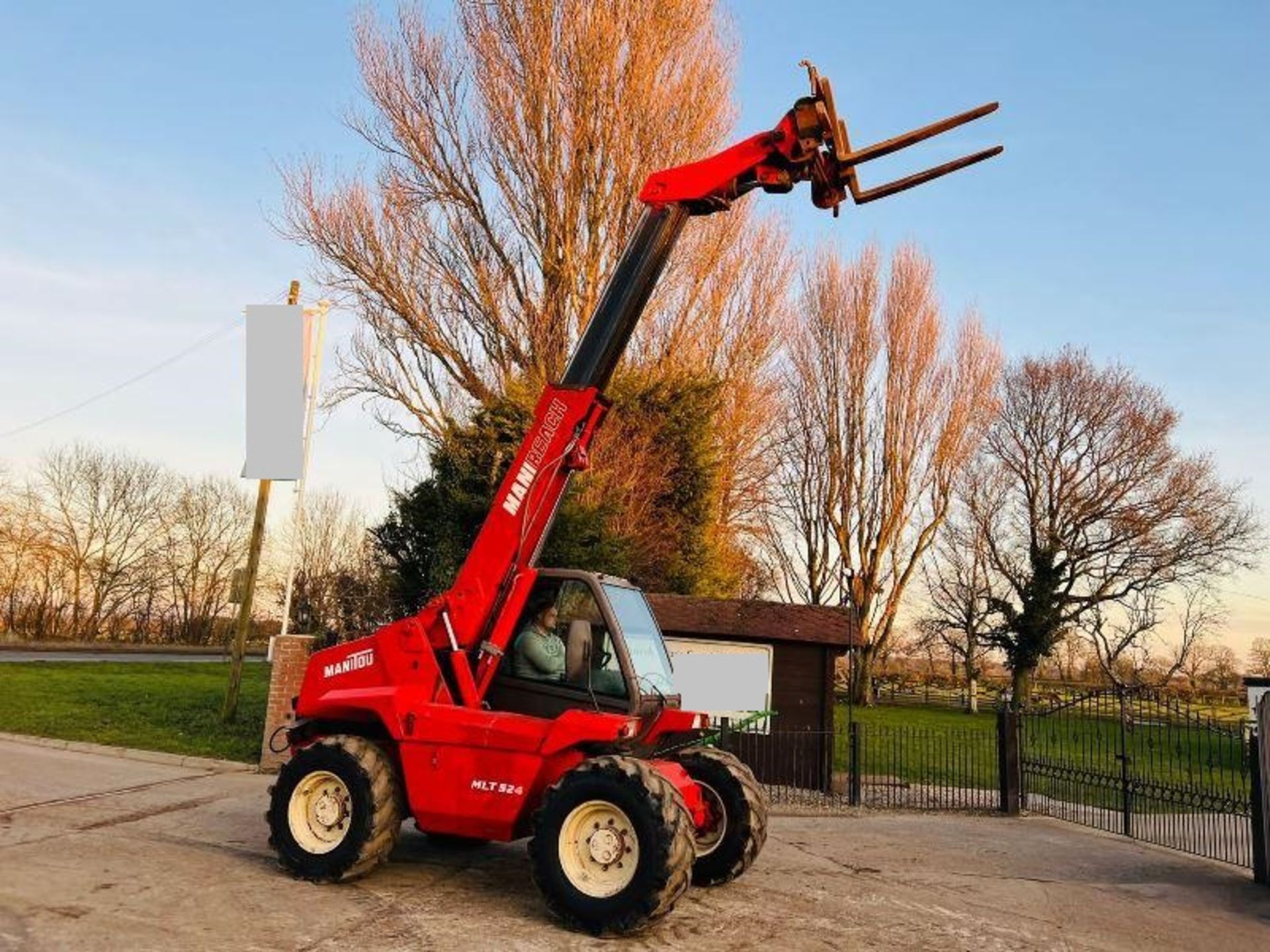 MANITOU 524 4WD TELEHANDLER *AG-SPEC* C/W PICK UP HITCH - Image 10 of 12