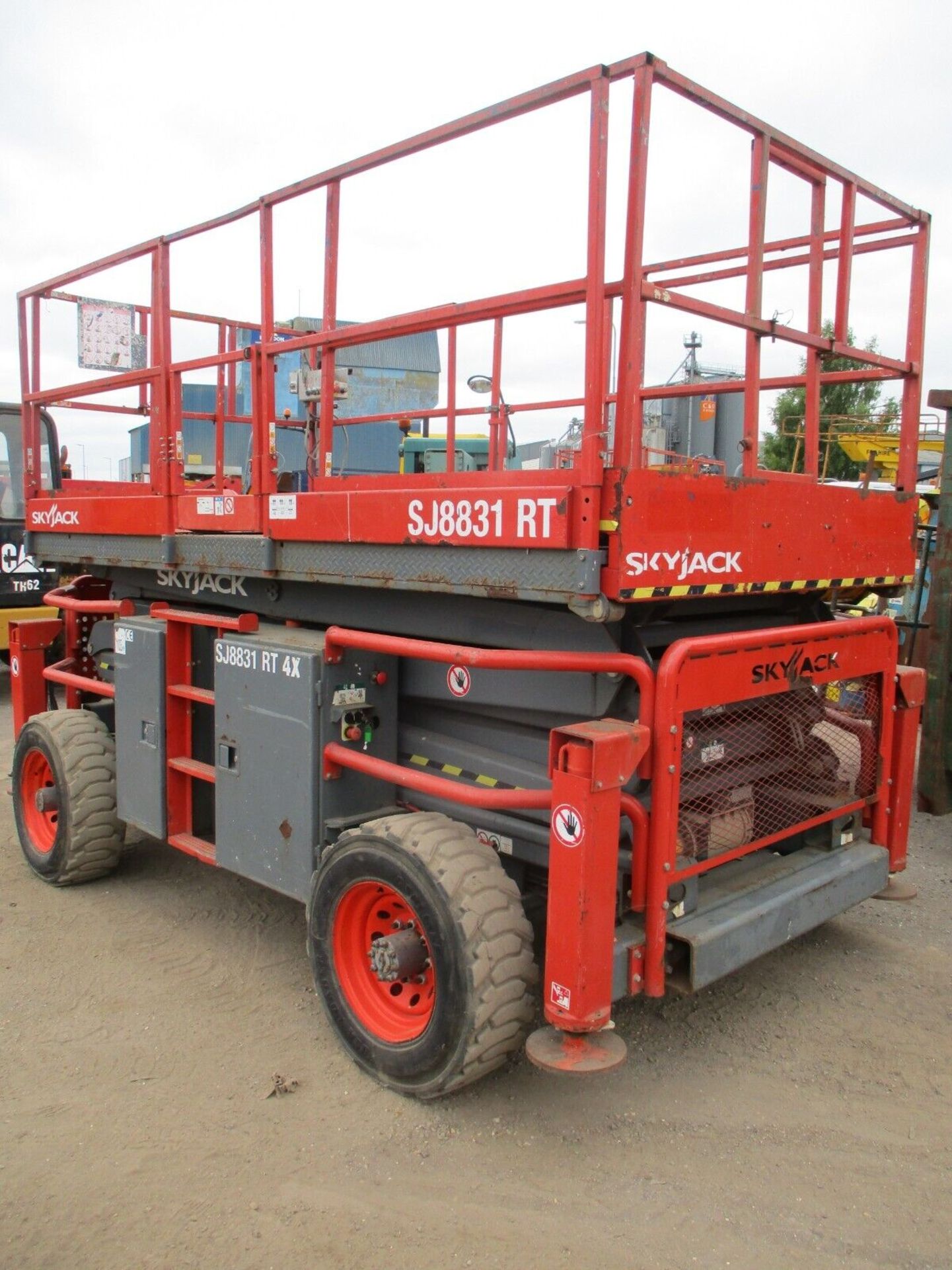 2014 SKYJACK 8831 SCISSOR LIFT ACCESS PLATFORM CHERRY PICKER MEWP 8841 GENIE - Image 5 of 13