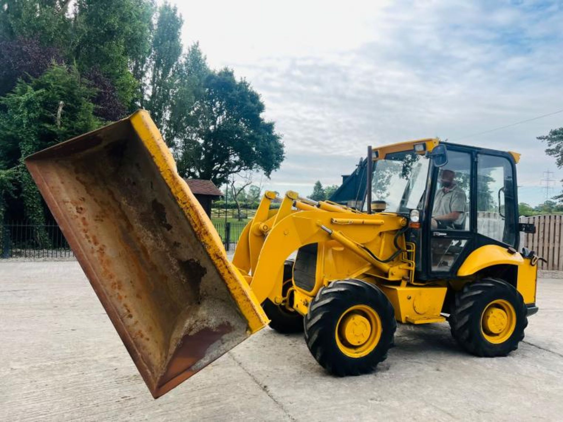 JCB 2CX 4WD AIRMASTER LOADING SHOVEL C/W SIDE TIP BUCKET - Image 13 of 17