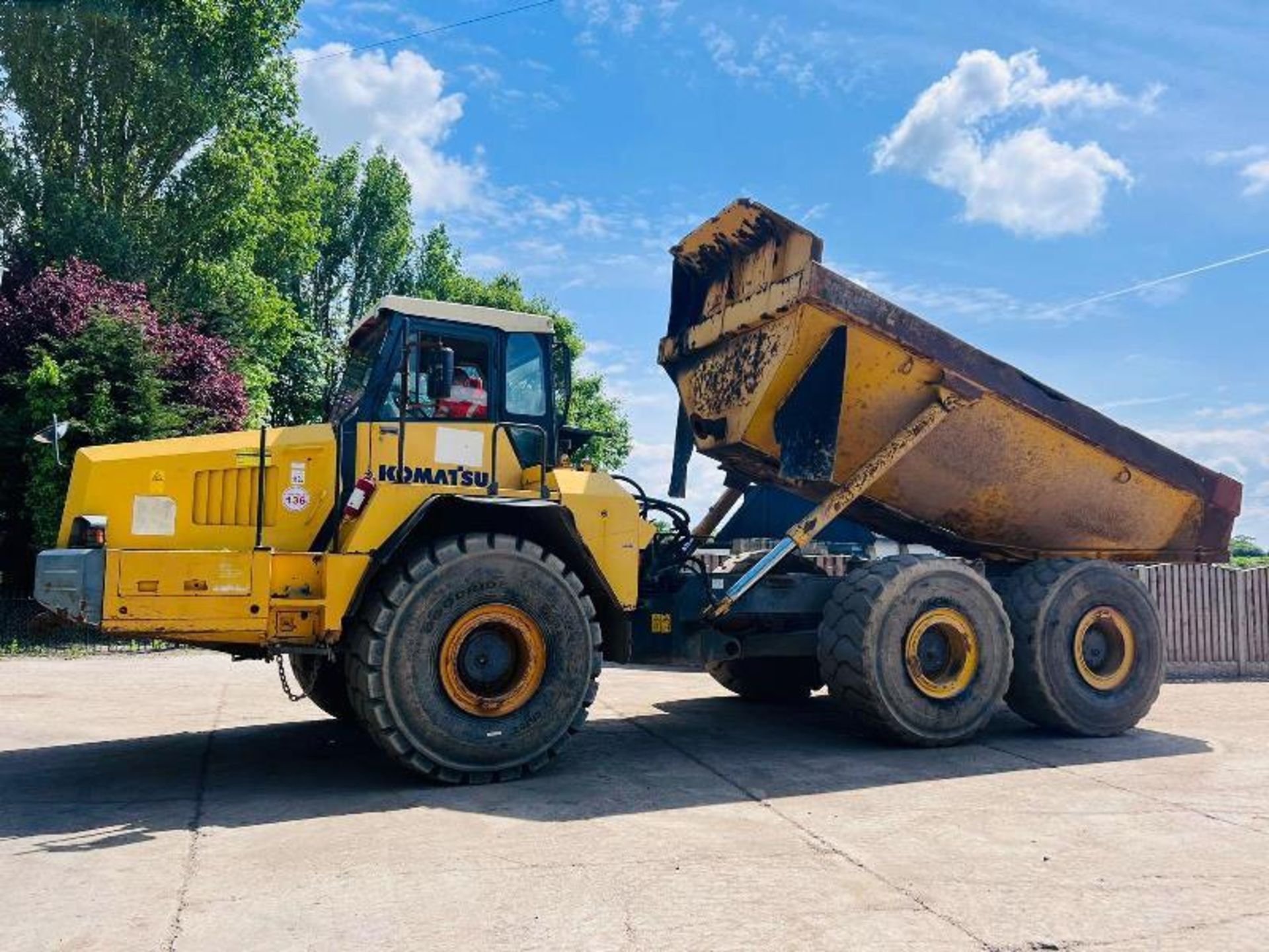 KOMATSU HM400-1 6X6 ARTICULATED DUMP TRUCK C/W REVERSE CAMERA