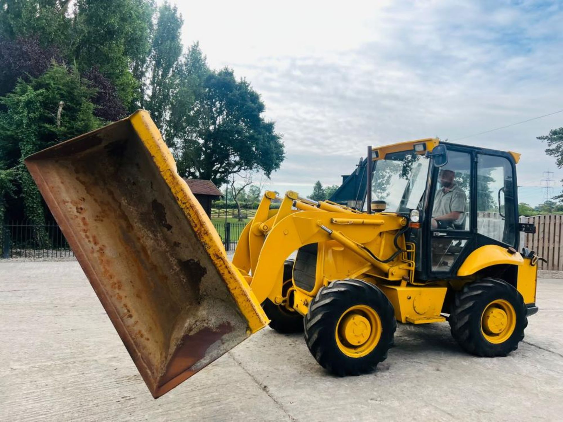 JCB 2CX 4WD AIRMASTER LOADING SHOVEL C/W SIDE TIP BUCKET - Image 9 of 17